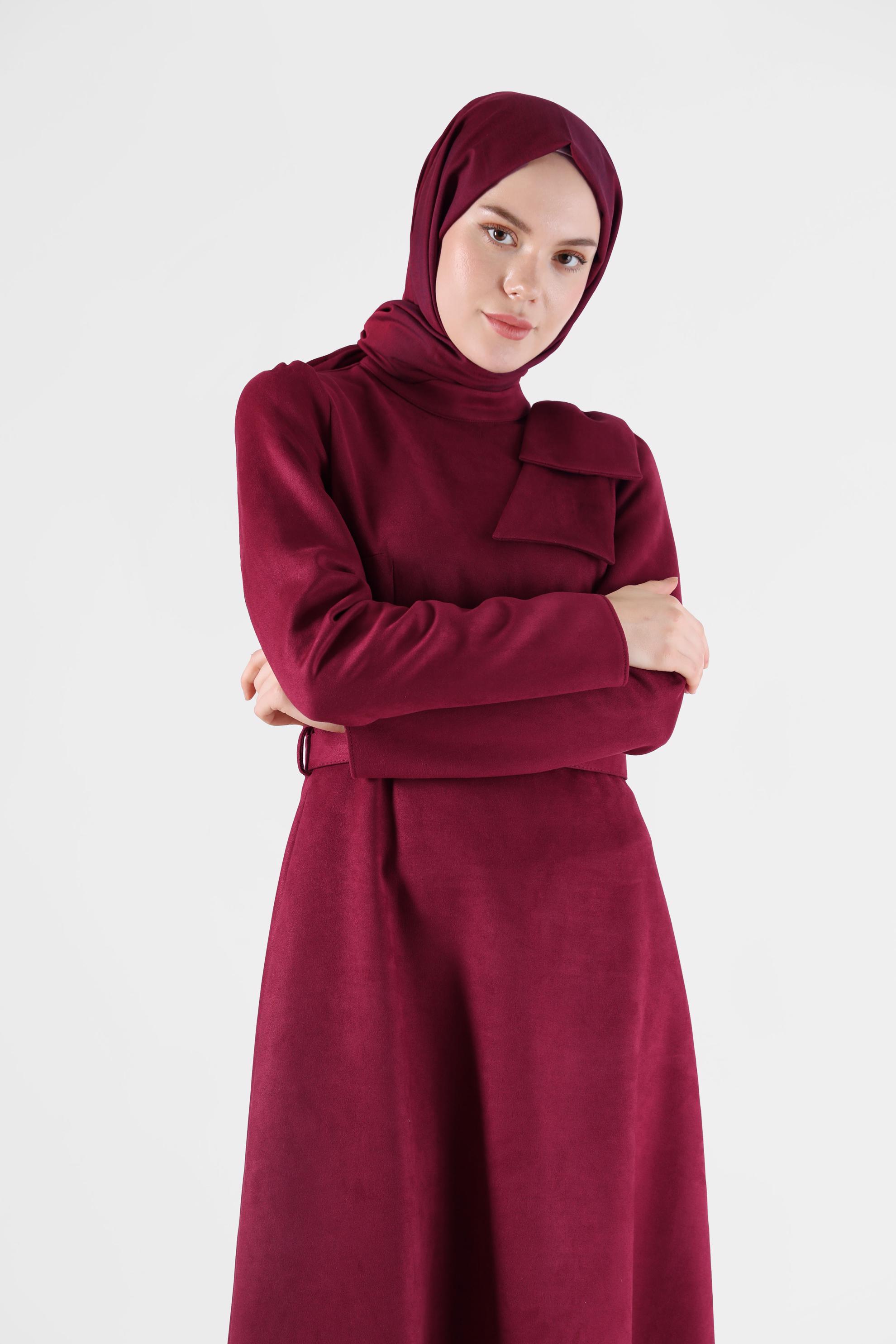 Tesettür giyim BORDO KURDELE DETAYLI KEMERLİ SÜET ELBİSE 42385 