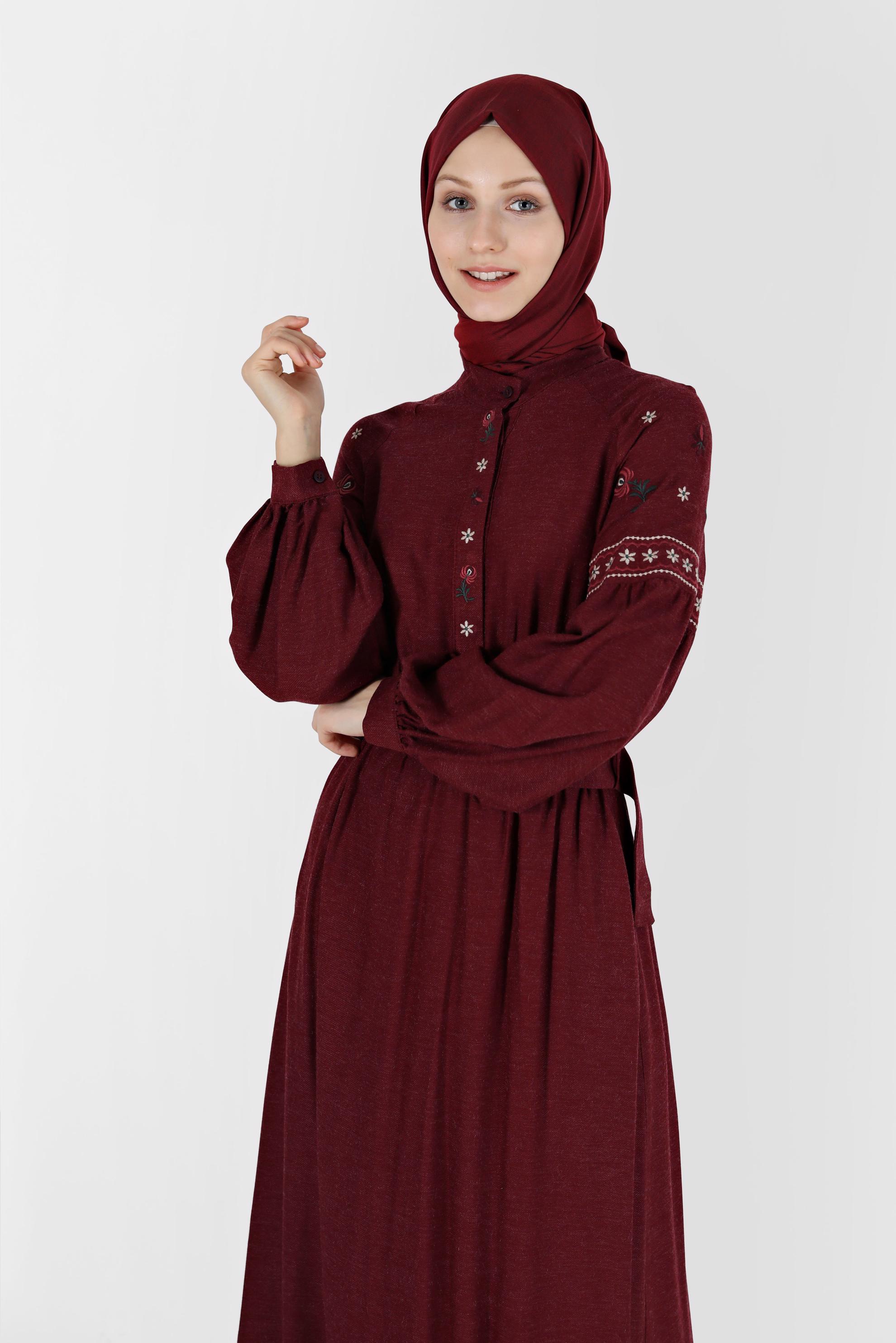 Tesettür giyim BORDO NAKIŞ DETAYLI GİZLİ DÜĞMELİ KUŞAKLI ELBİSE 42387 
