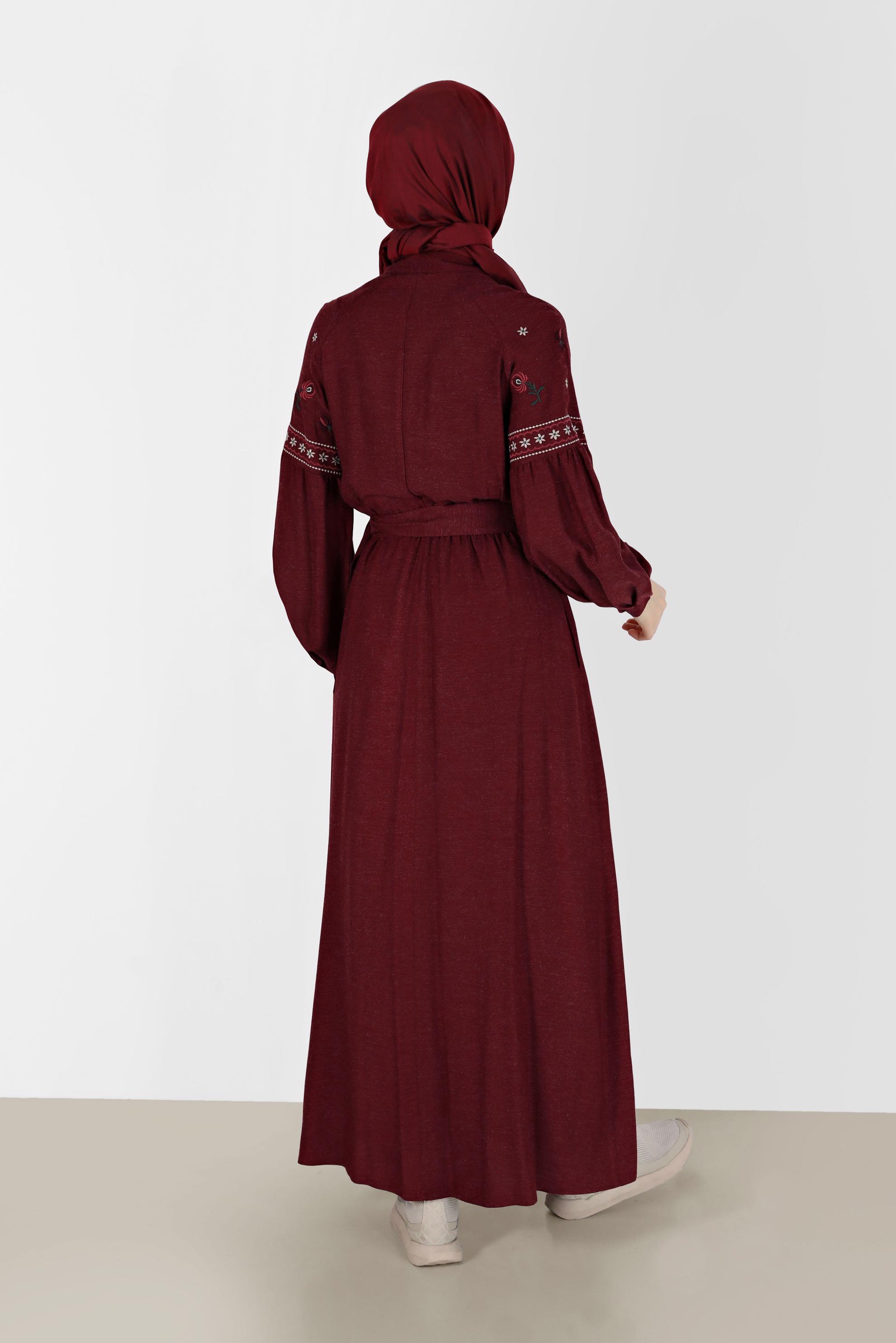 Tesettür giyim BORDO NAKIŞ DETAYLI GİZLİ DÜĞMELİ KUŞAKLI ELBİSE 42387 