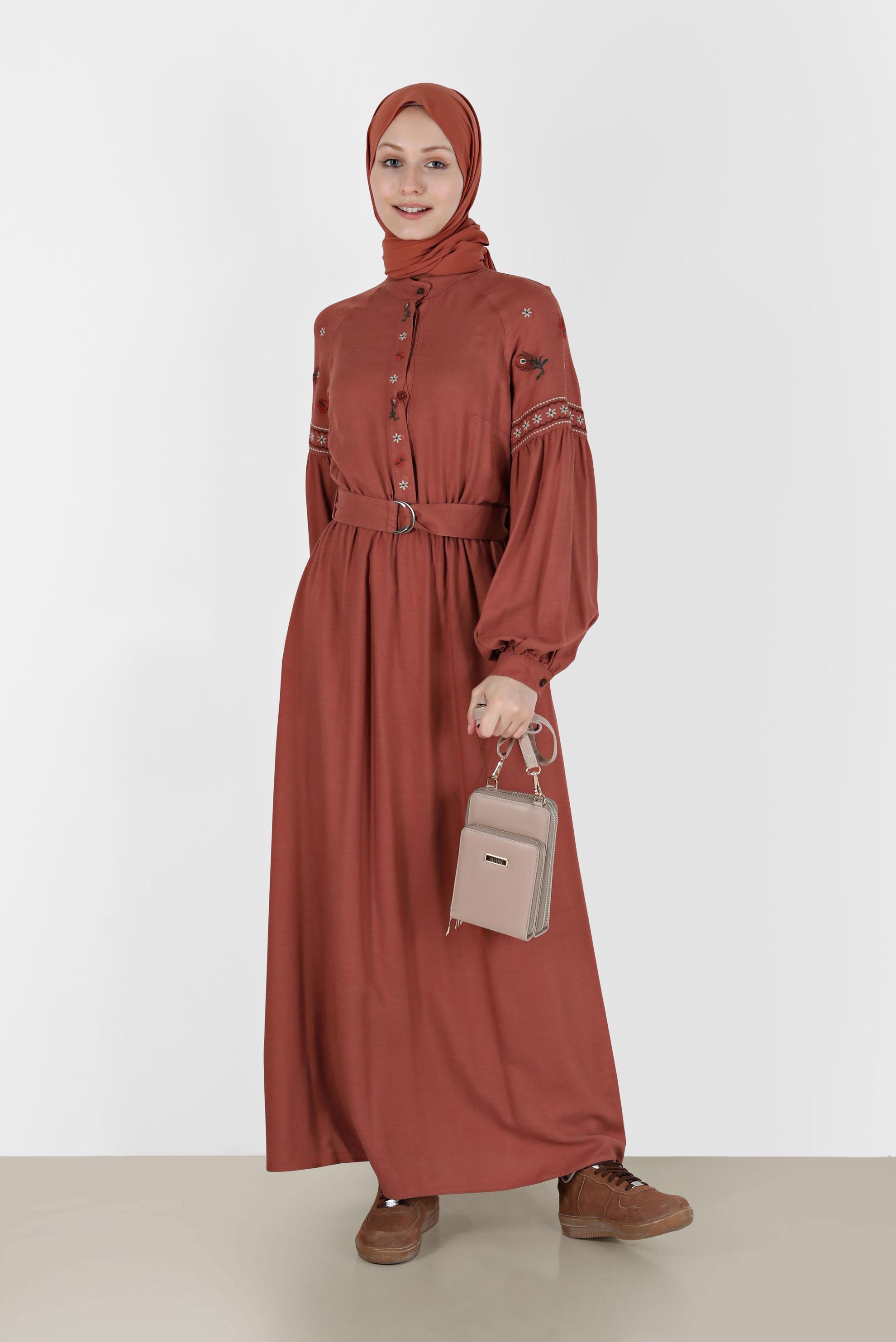 Tesettür giyim TURUNCU NAKIŞ DETAYLI GİZLİ DÜĞMELİ KUŞAKLI ELBİSE 42387 