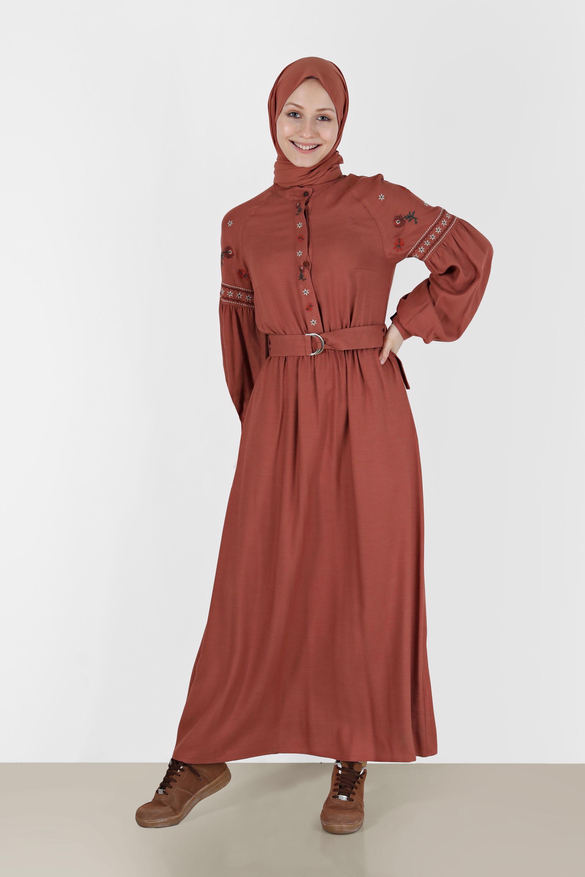 Tesettür giyim TURUNCU NAKIŞ DETAYLI GİZLİ DÜĞMELİ KUŞAKLI ELBİSE 42387 
