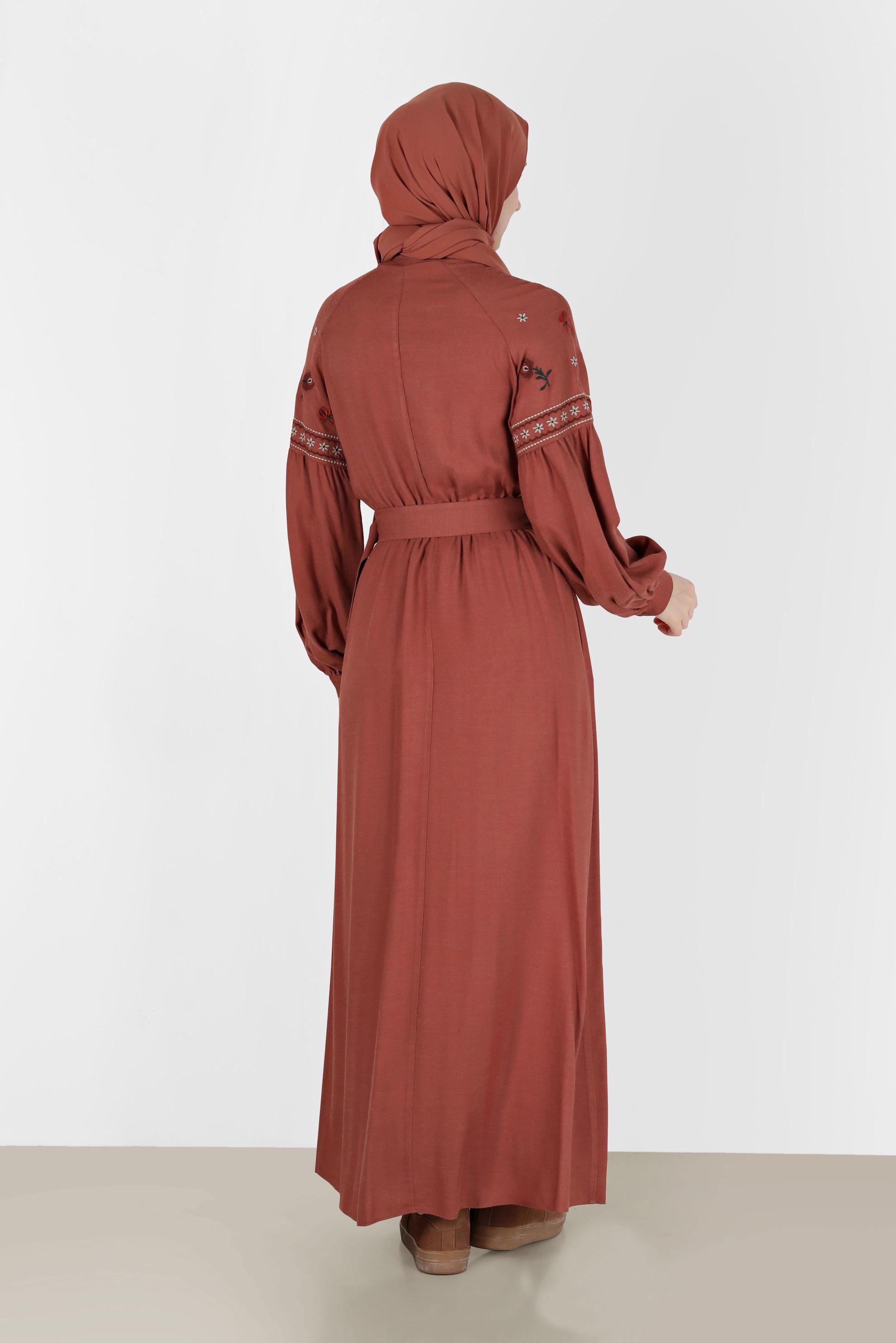 Tesettür giyim TURUNCU NAKIŞ DETAYLI GİZLİ DÜĞMELİ KUŞAKLI ELBİSE 42387 