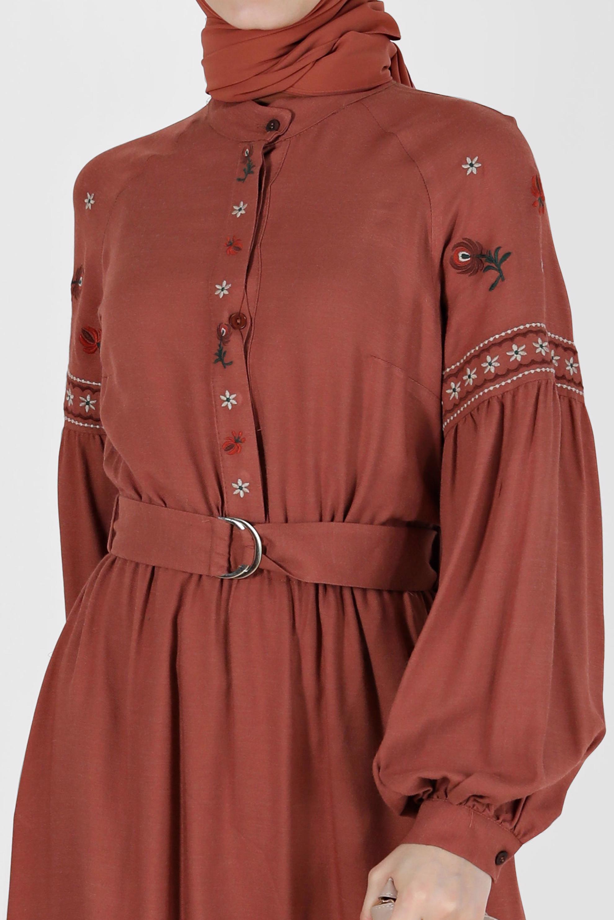 Tesettür giyim TURUNCU NAKIŞ DETAYLI GİZLİ DÜĞMELİ KUŞAKLI ELBİSE 42387 