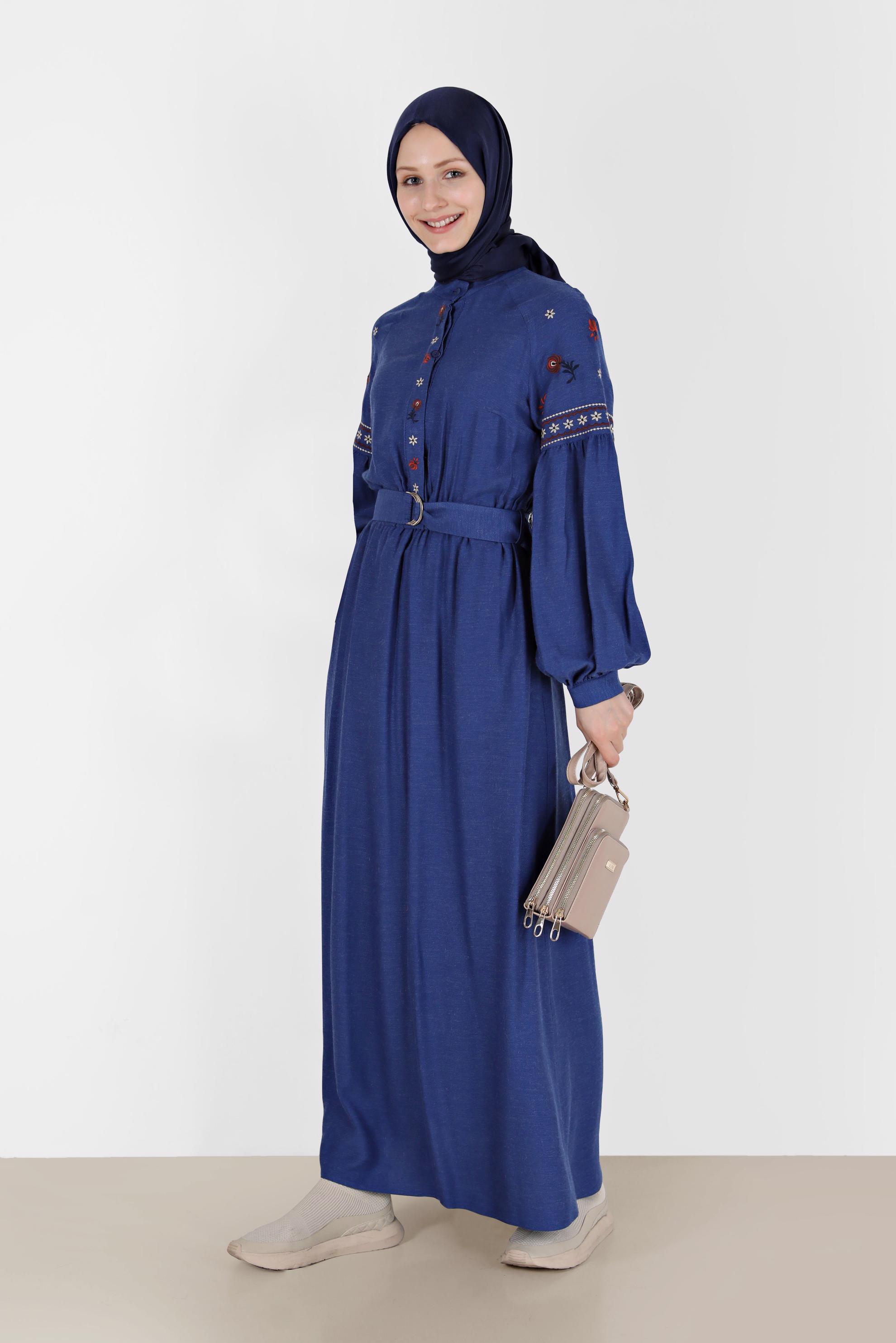 Tesettür giyim LACİVERT NAKIŞ DETAYLI GİZLİ DÜĞMELİ KUŞAKLI ELBİSE 42387 