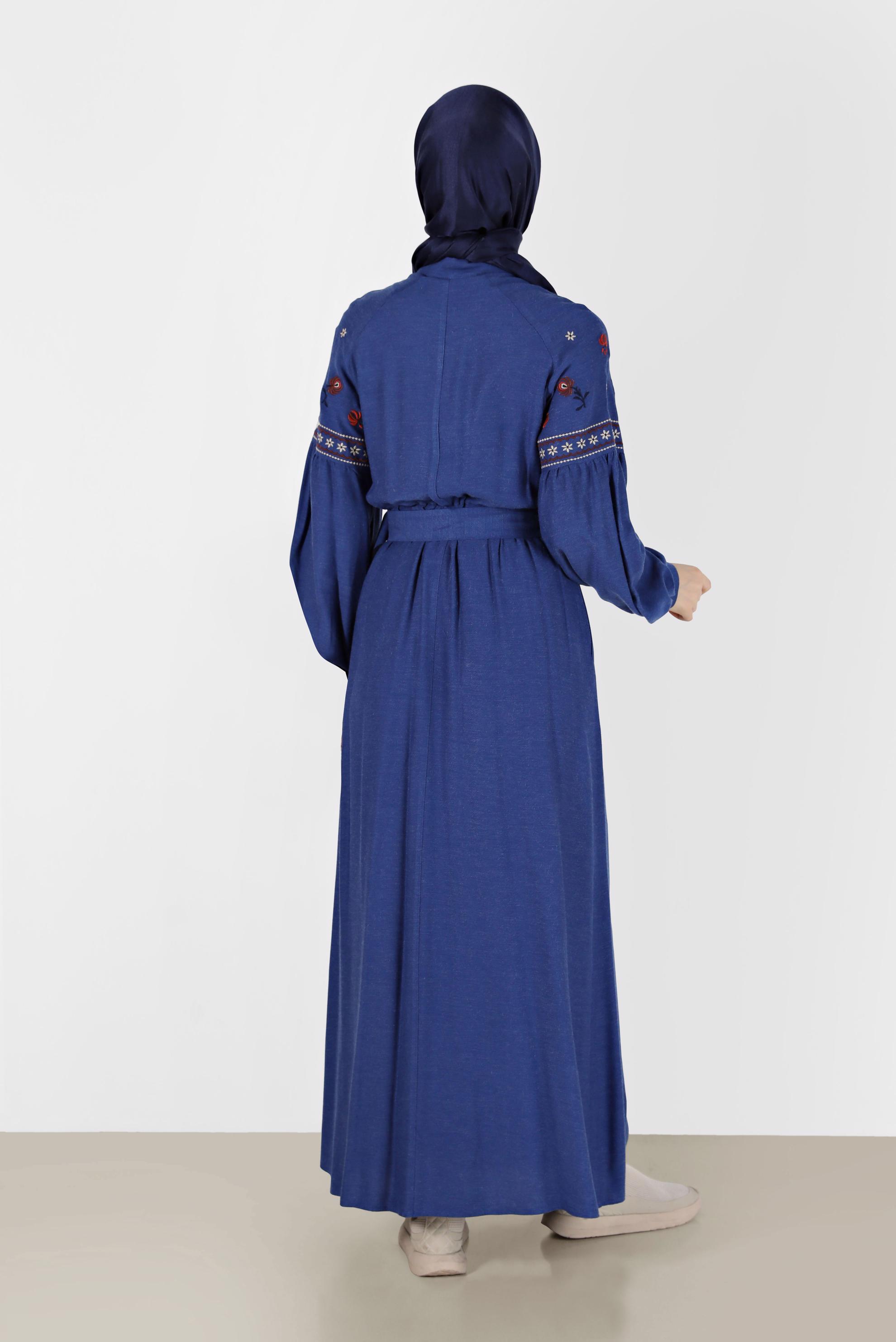 Tesettür giyim LACİVERT NAKIŞ DETAYLI GİZLİ DÜĞMELİ KUŞAKLI ELBİSE 42387 