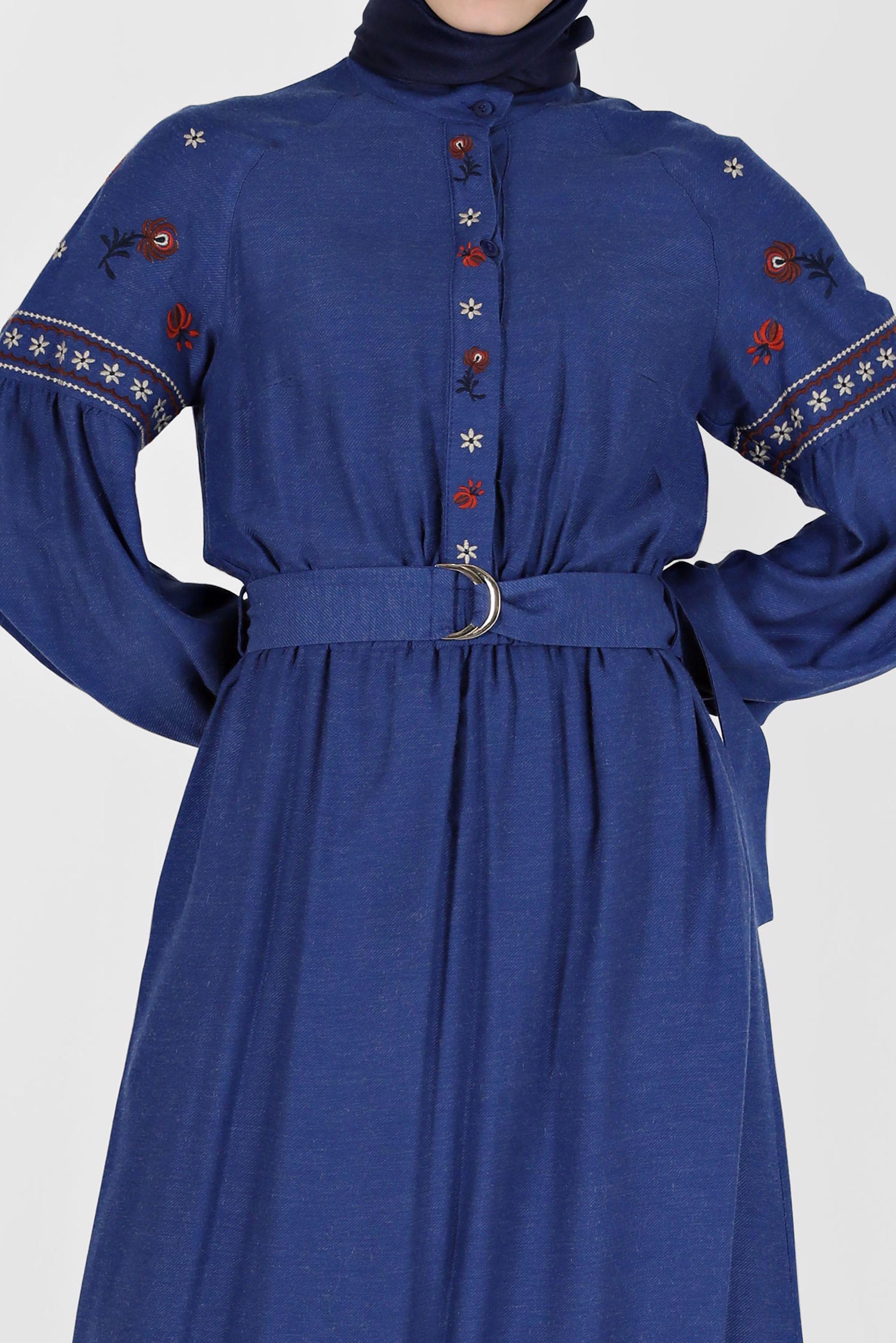 Tesettür giyim LACİVERT NAKIŞ DETAYLI GİZLİ DÜĞMELİ KUŞAKLI ELBİSE 42387 