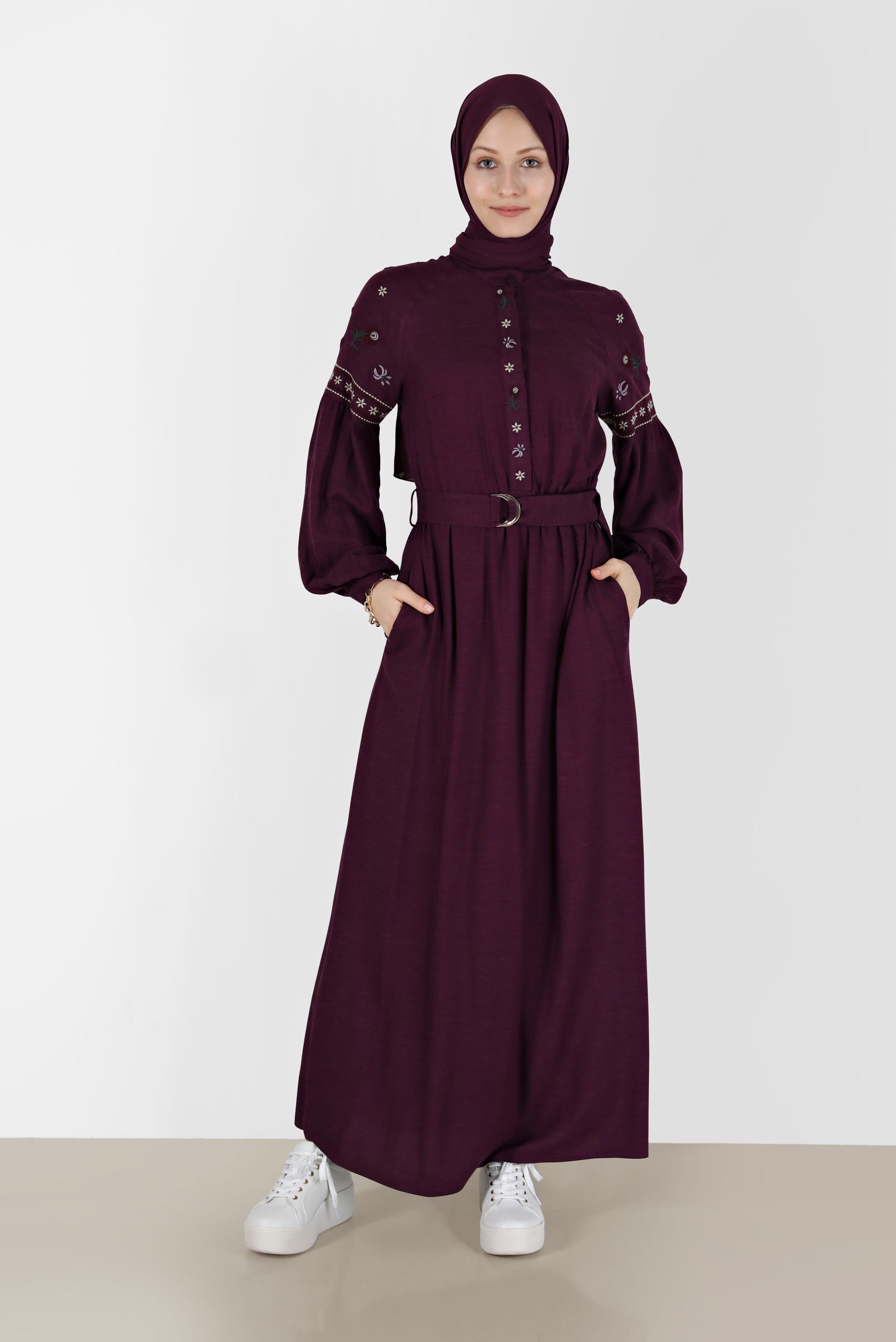 Tesettür giyim MOR NAKIŞ DETAYLI GİZLİ DÜĞMELİ KUŞAKLI ELBİSE 42387 