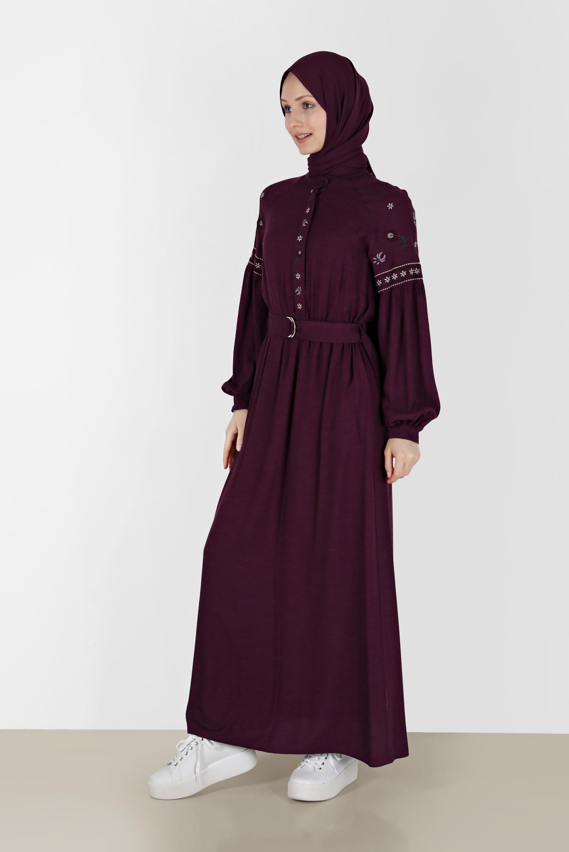 Tesettür giyim MOR NAKIŞ DETAYLI GİZLİ DÜĞMELİ KUŞAKLI ELBİSE 42387 