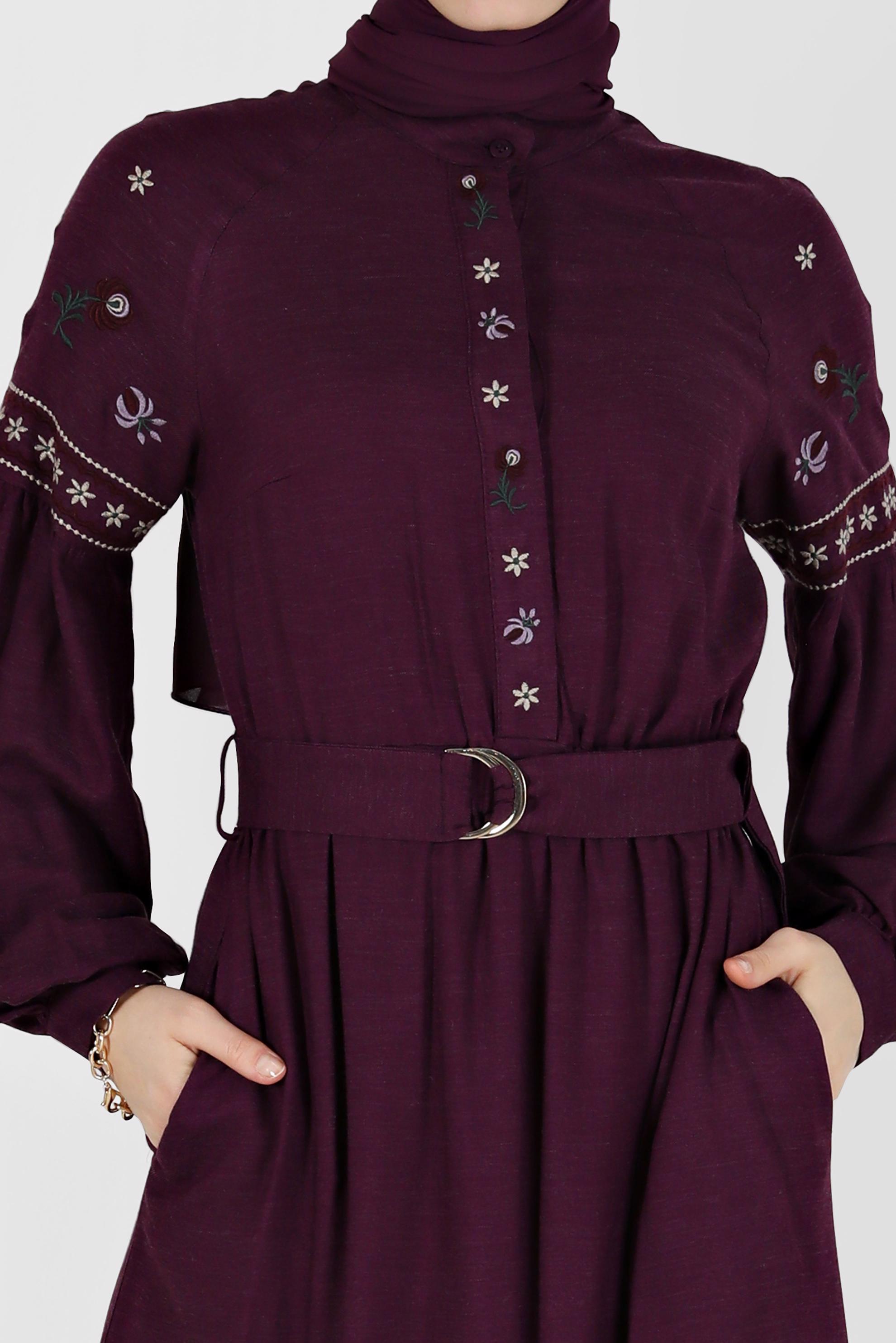 Tesettür giyim MOR NAKIŞ DETAYLI GİZLİ DÜĞMELİ KUŞAKLI ELBİSE 42387 