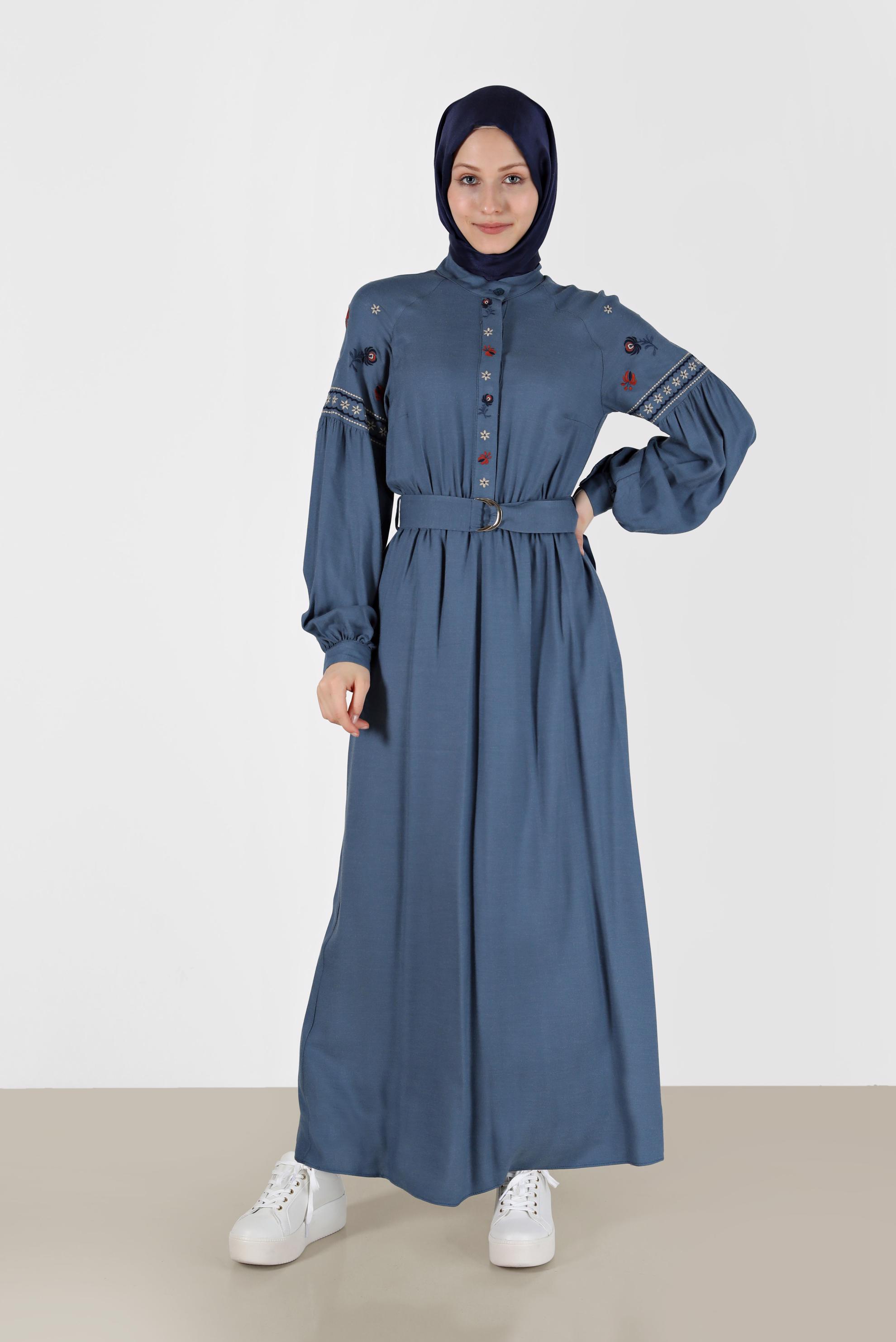 Tesettür giyim MAVİ NAKIŞ DETAYLI GİZLİ DÜĞMELİ KUŞAKLI ELBİSE 42387 