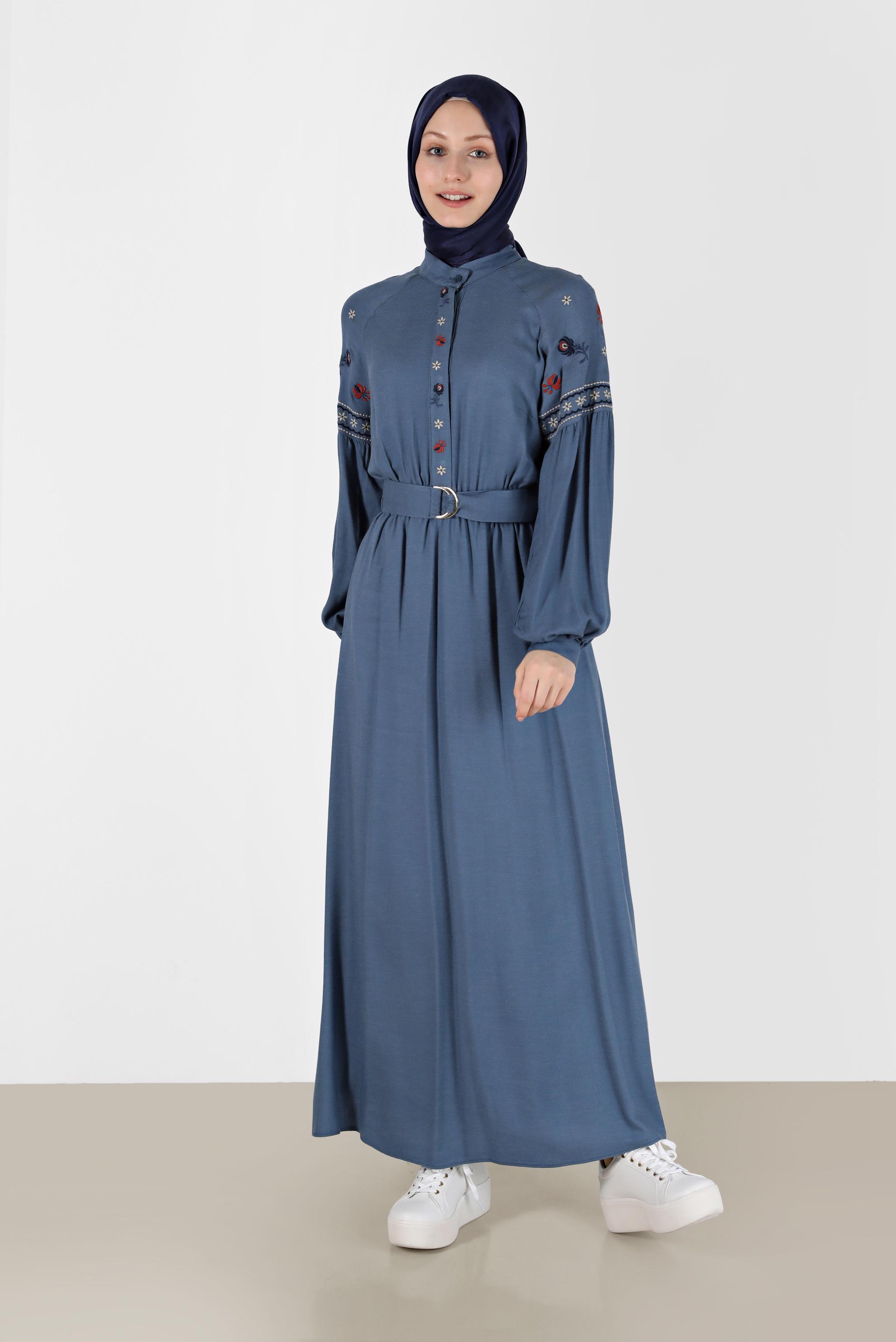Tesettür giyim MAVİ NAKIŞ DETAYLI GİZLİ DÜĞMELİ KUŞAKLI ELBİSE 42387 