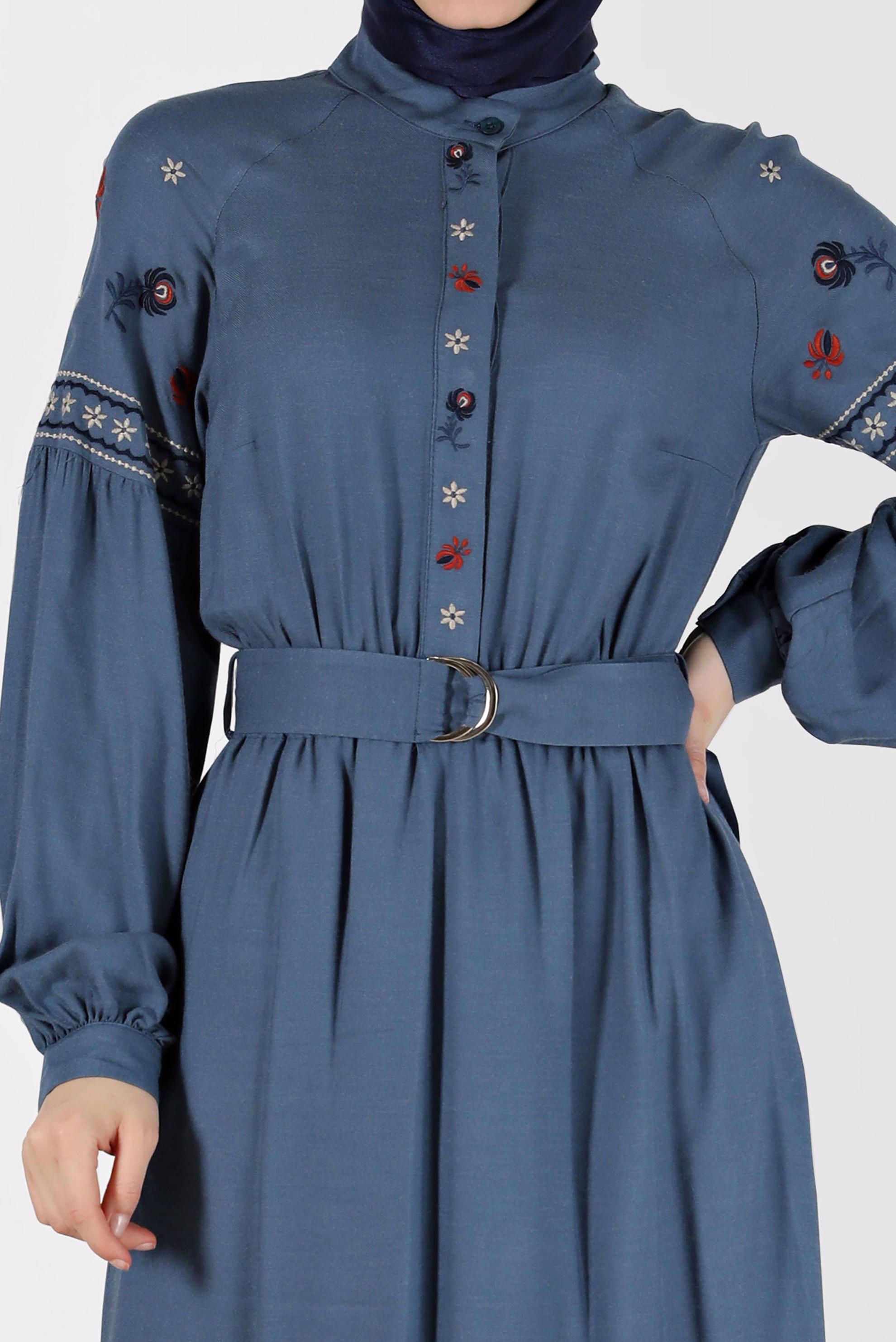 Tesettür giyim MAVİ NAKIŞ DETAYLI GİZLİ DÜĞMELİ KUŞAKLI ELBİSE 42387 