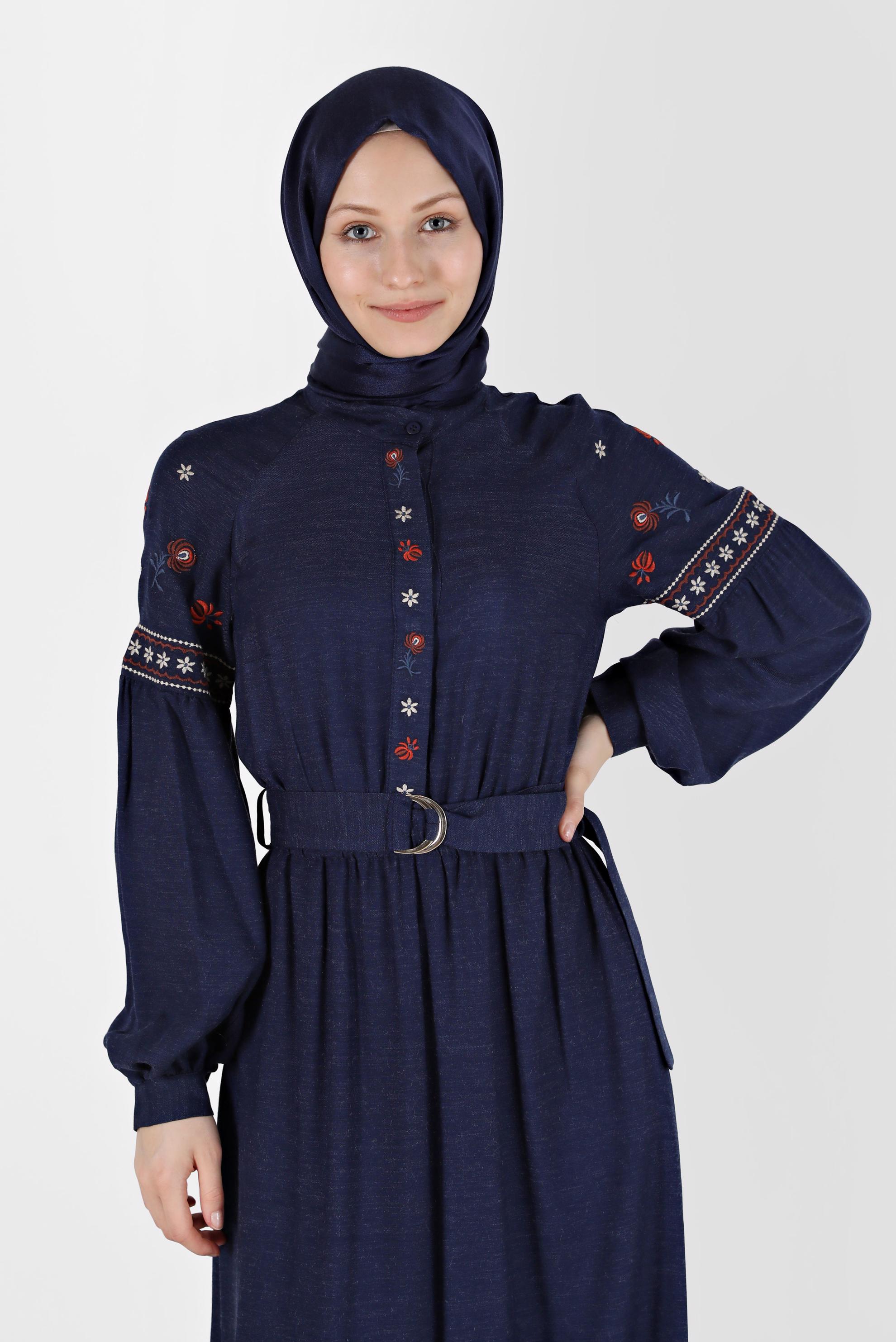 Tesettür giyim LACİVERT NAKIŞ DETAYLI GİZLİ DÜĞMELİ KUŞAKLI ELBİSE 42387 