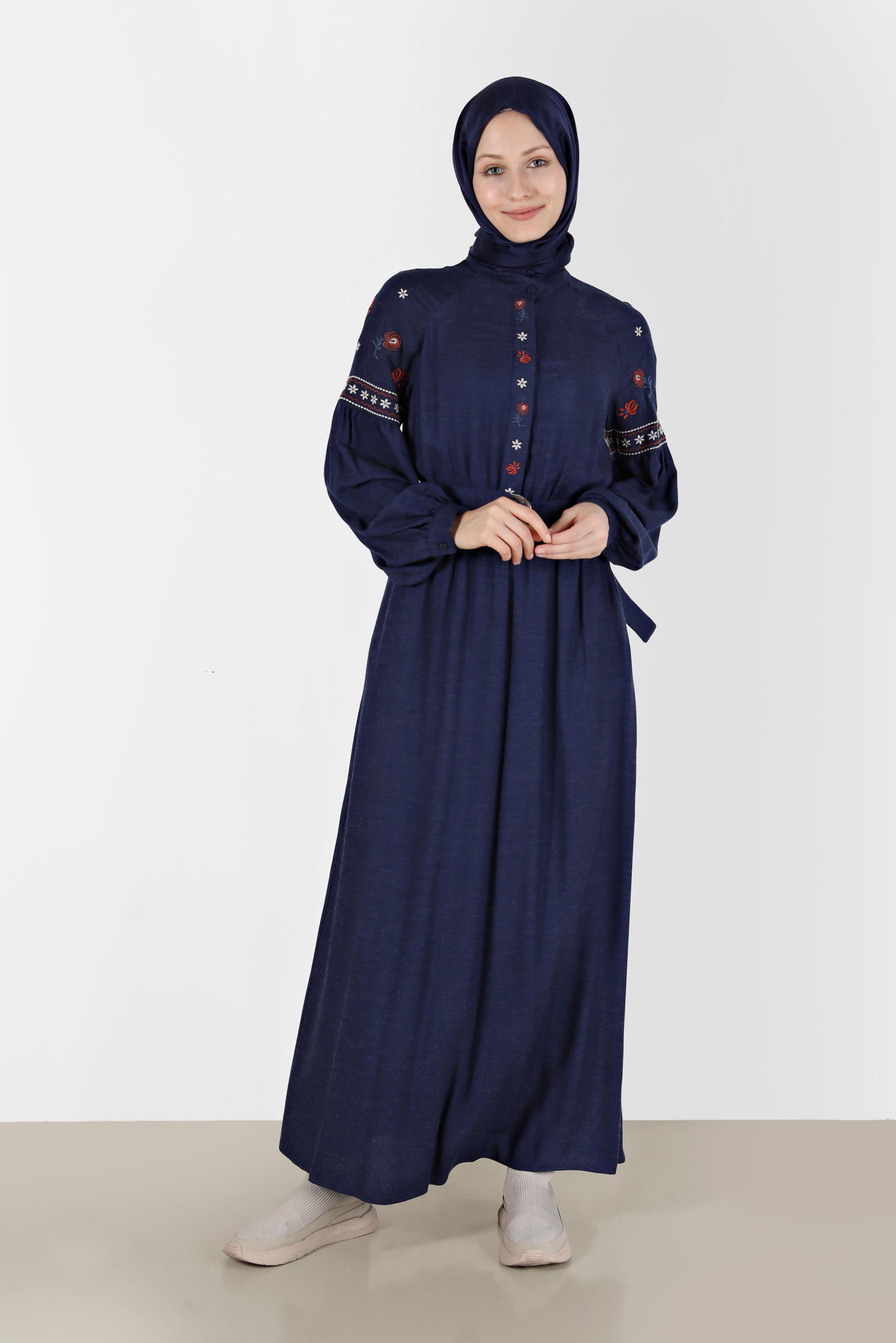 Tesettür giyim LACİVERT NAKIŞ DETAYLI GİZLİ DÜĞMELİ KUŞAKLI ELBİSE 42387 