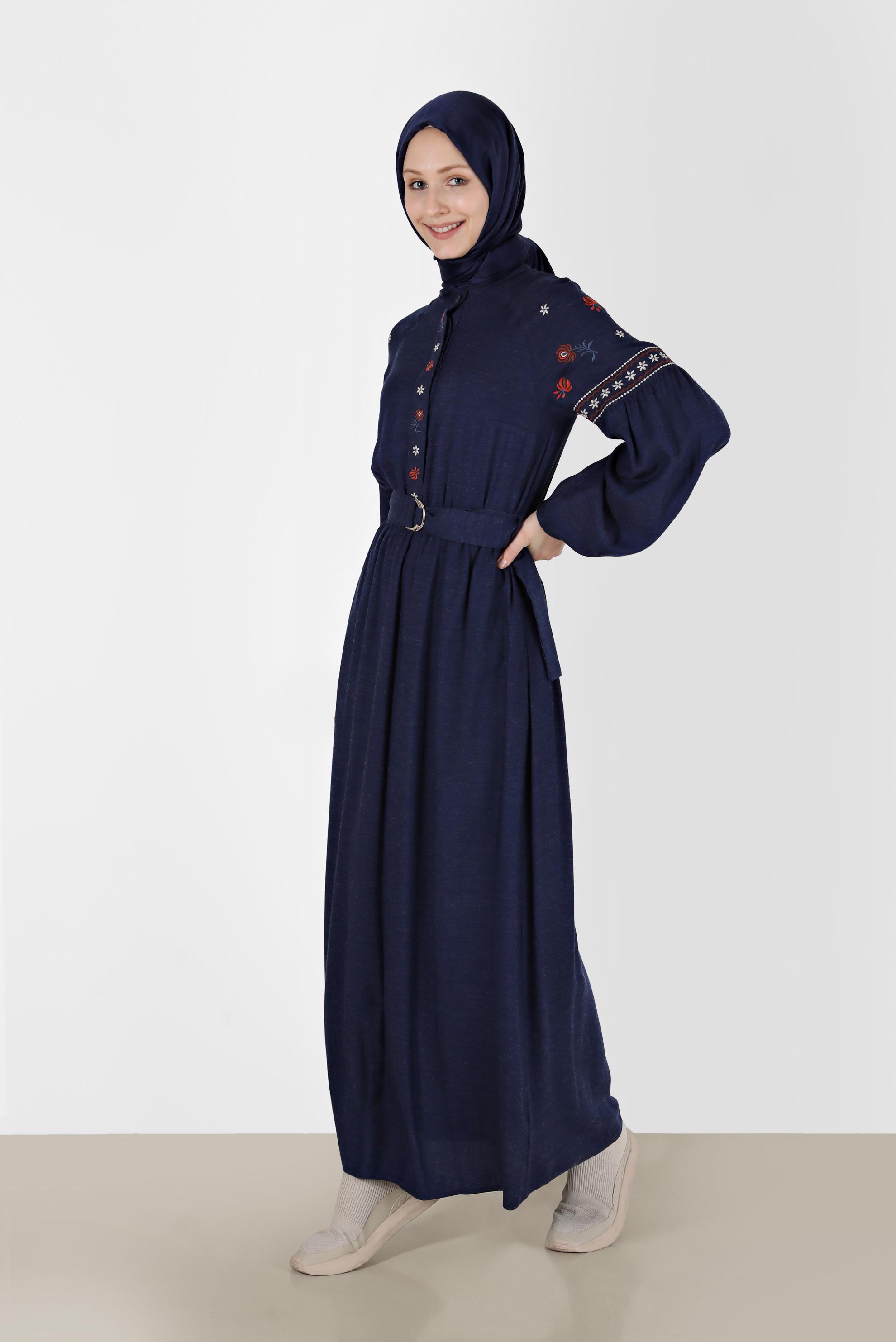 Tesettür giyim LACİVERT NAKIŞ DETAYLI GİZLİ DÜĞMELİ KUŞAKLI ELBİSE 42387 
