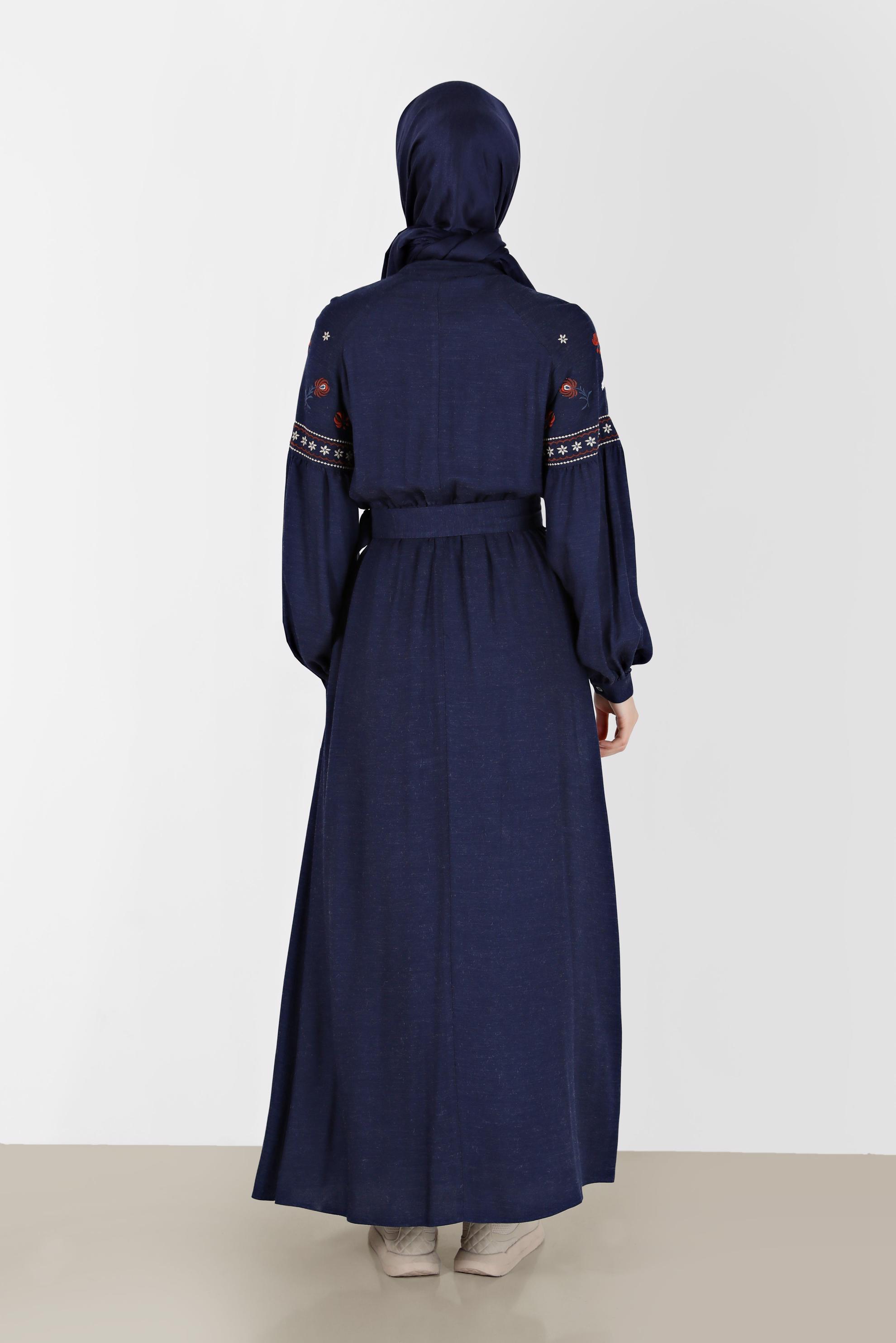 Tesettür giyim LACİVERT NAKIŞ DETAYLI GİZLİ DÜĞMELİ KUŞAKLI ELBİSE 42387 