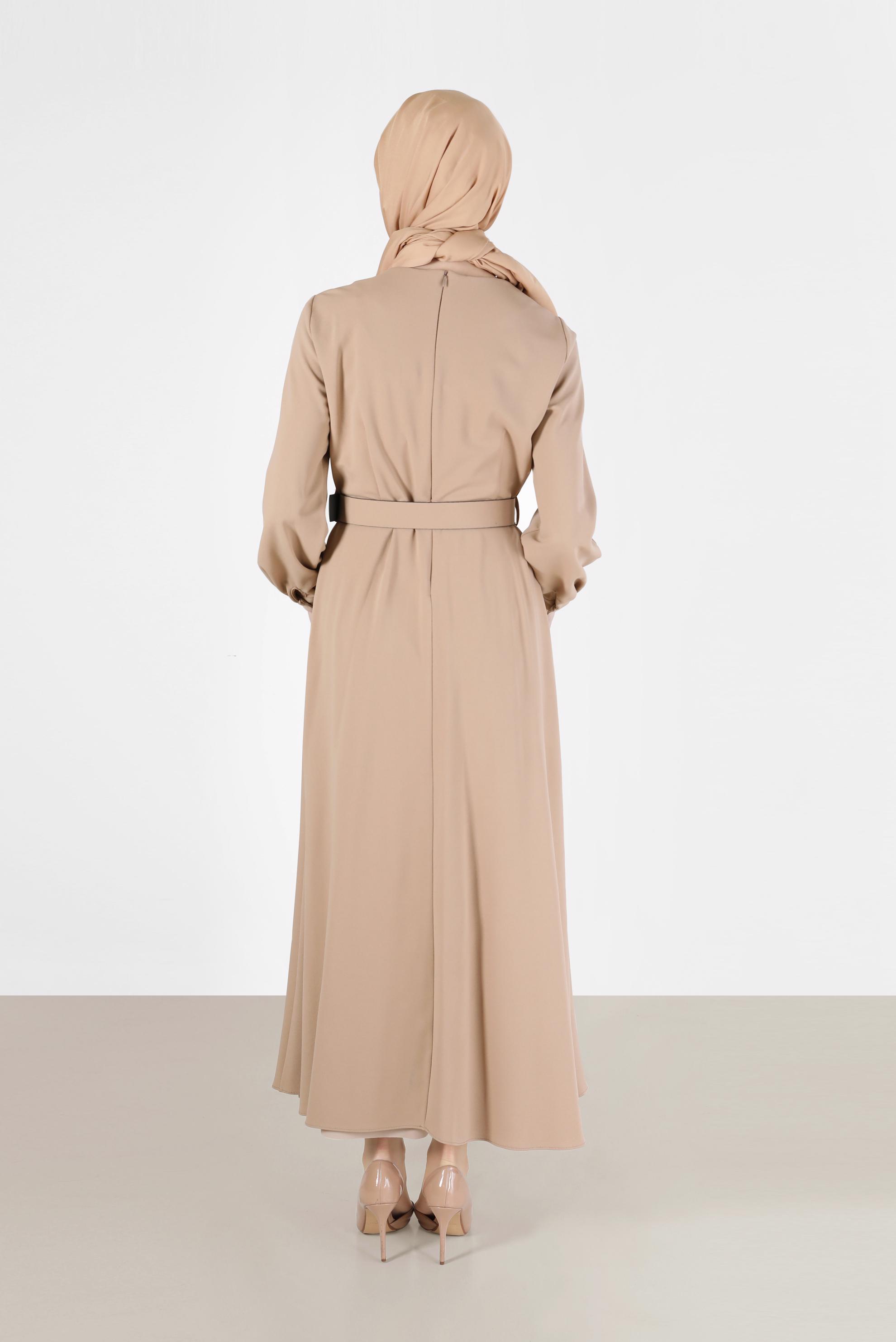 Tesettür giyim BEJ KURDELE DETAYLI KUŞAKLI ELBİSE 42408 