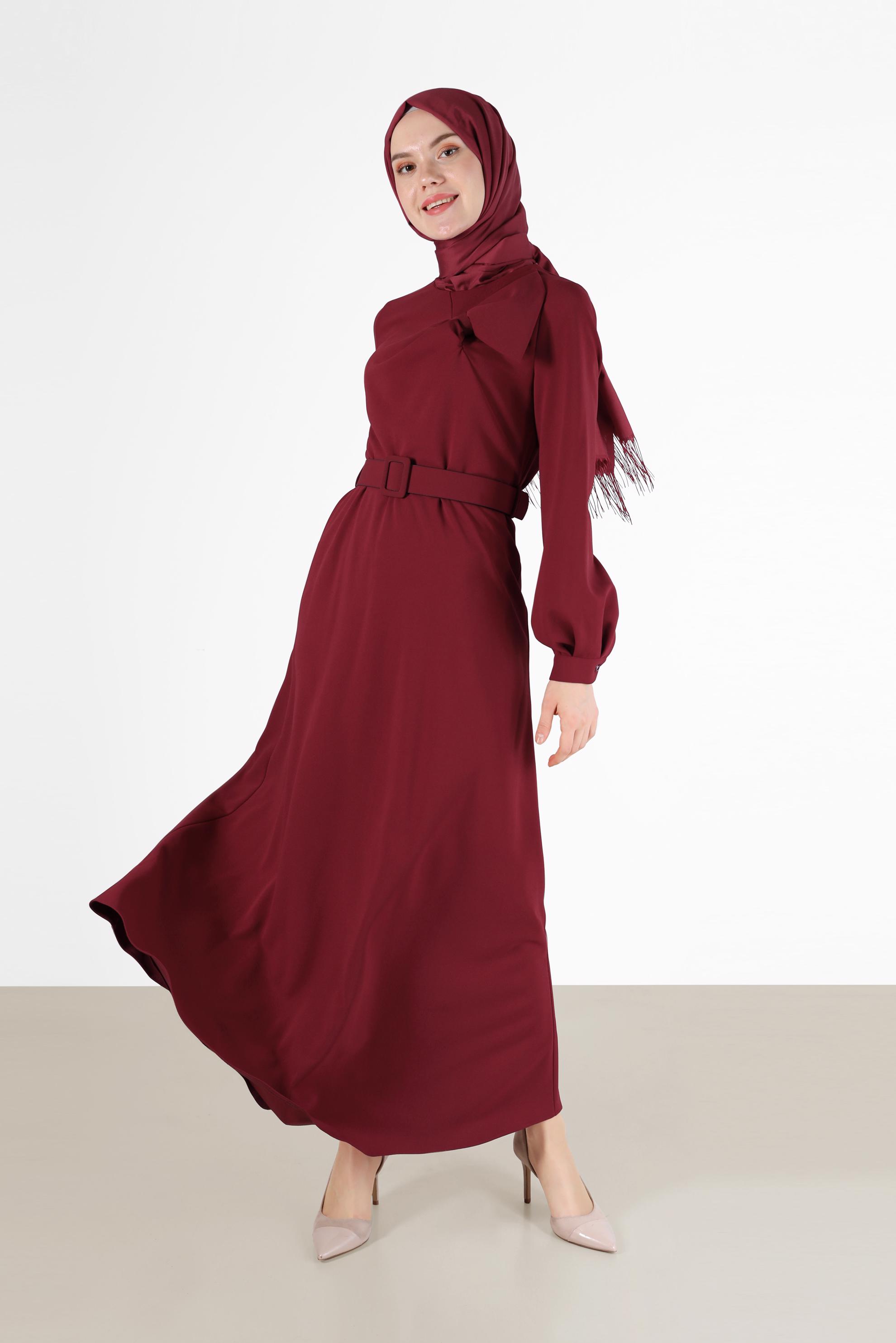 Tesettür giyim KIRMIZI KURDELE DETAYLI KUŞAKLI ELBİSE 42408 