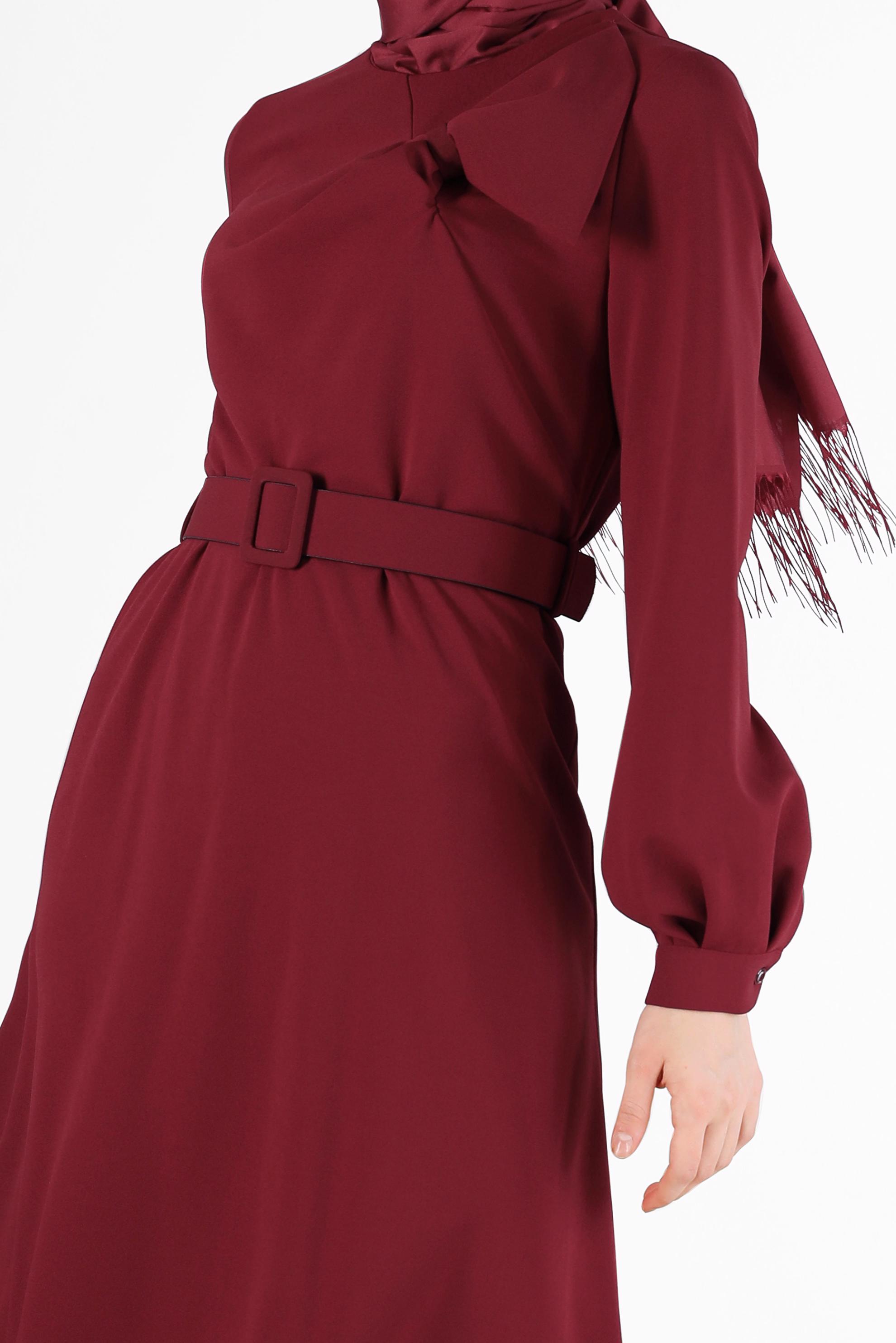 Tesettür giyim KIRMIZI KURDELE DETAYLI KUŞAKLI ELBİSE 42408 