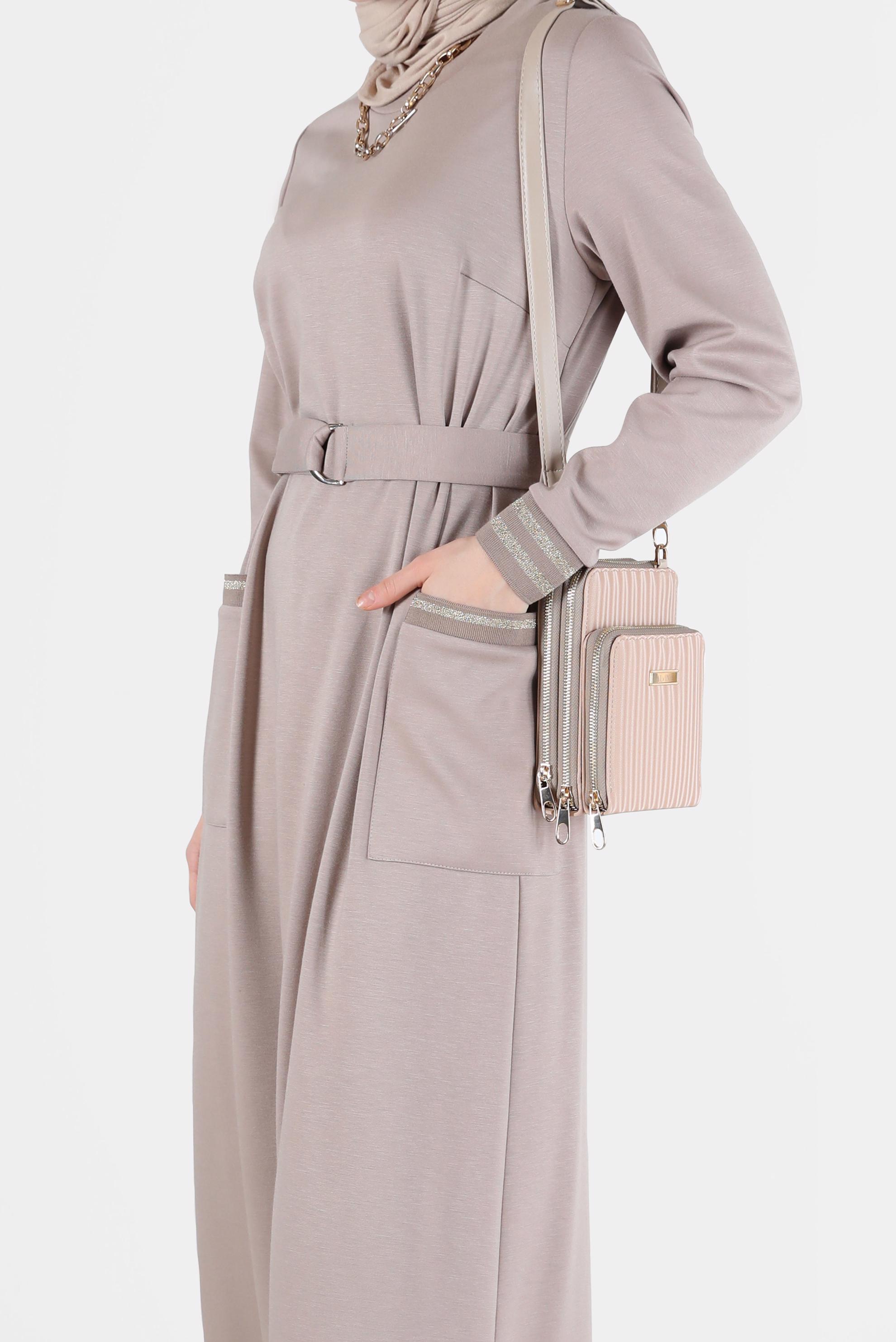 Tesettür giyim BEJ MANŞETLERİ LASTİKLİ BELİ KUŞAKLI ELBİSE 42410 