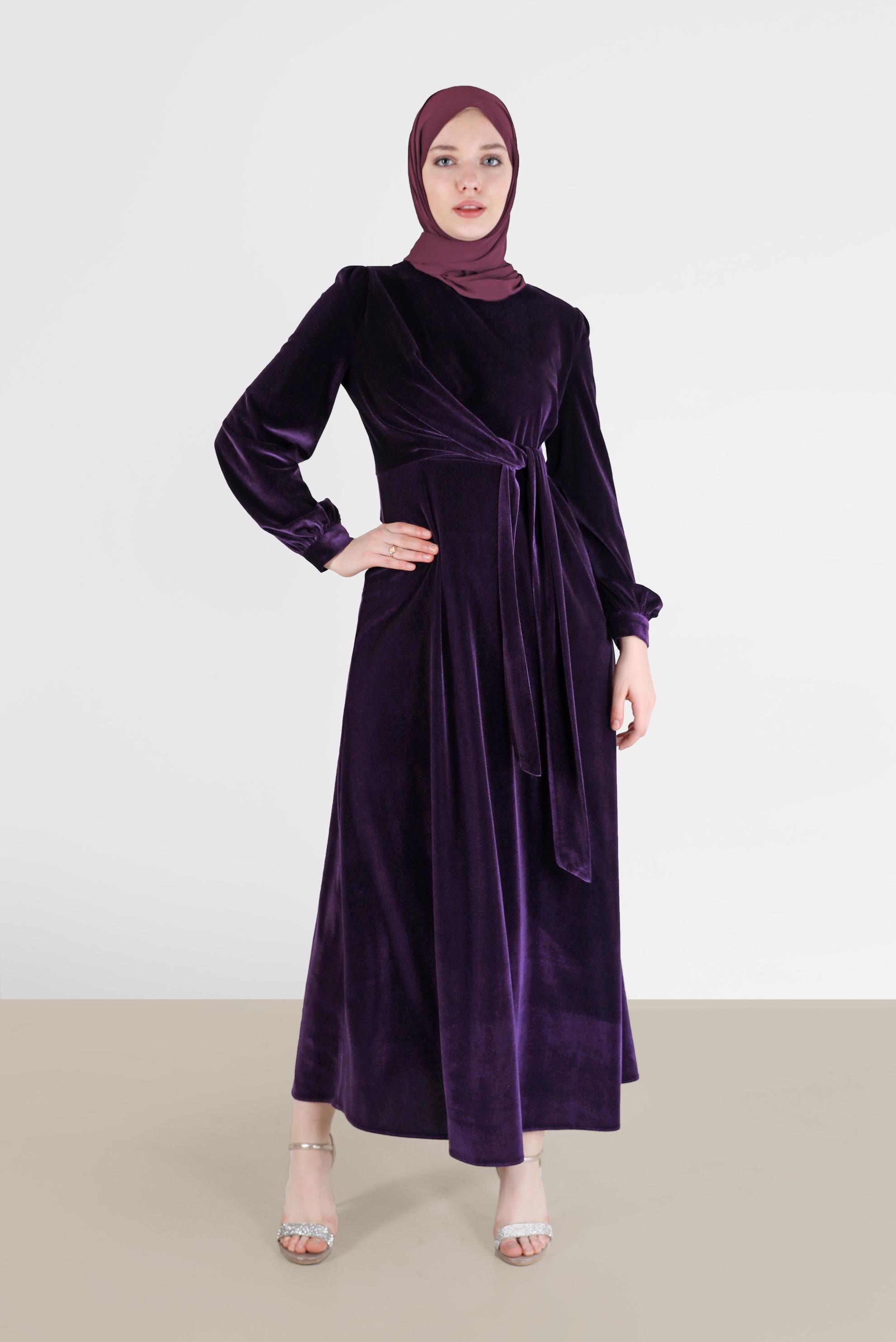 Tesettür giyim MOR YANDAN BAĞLAMA DETAYLI KADİFE ELBİSE 42415 