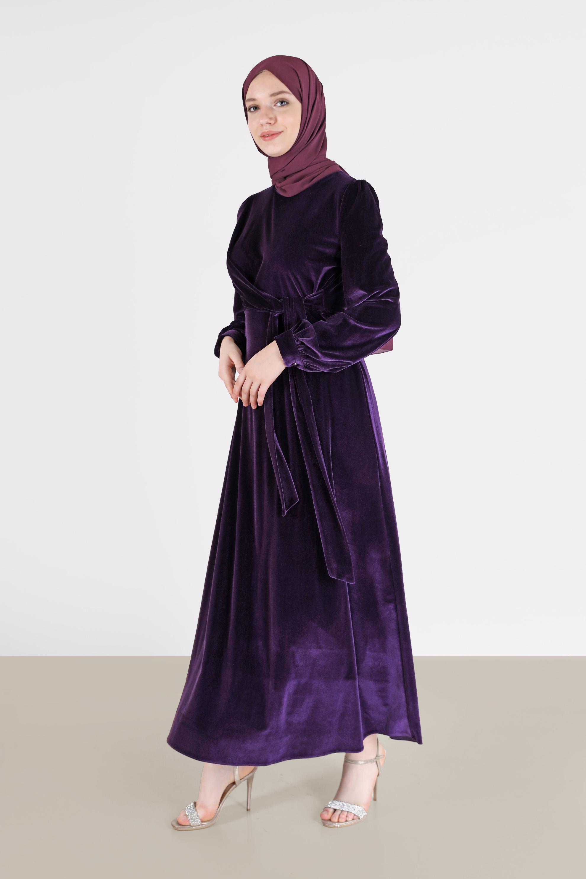 Tesettür giyim MOR YANDAN BAĞLAMA DETAYLI KADİFE ELBİSE 42415 