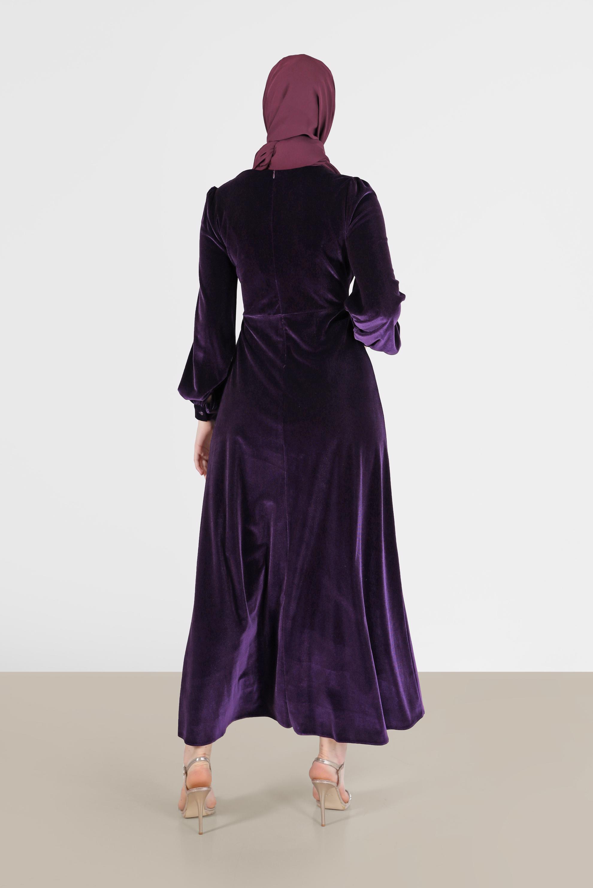 Tesettür giyim MOR YANDAN BAĞLAMA DETAYLI KADİFE ELBİSE 42415 