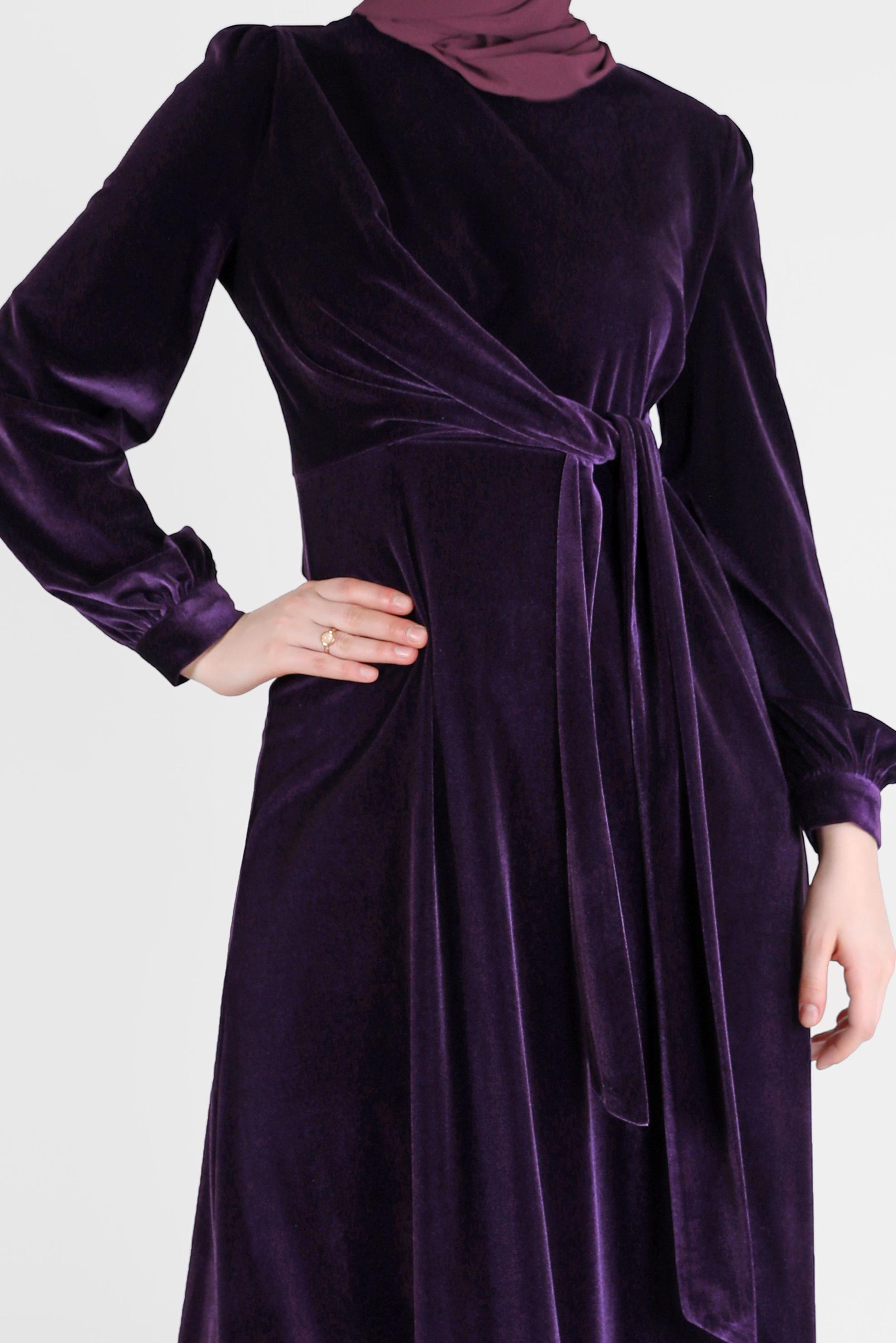 Tesettür giyim MOR YANDAN BAĞLAMA DETAYLI KADİFE ELBİSE 42415 