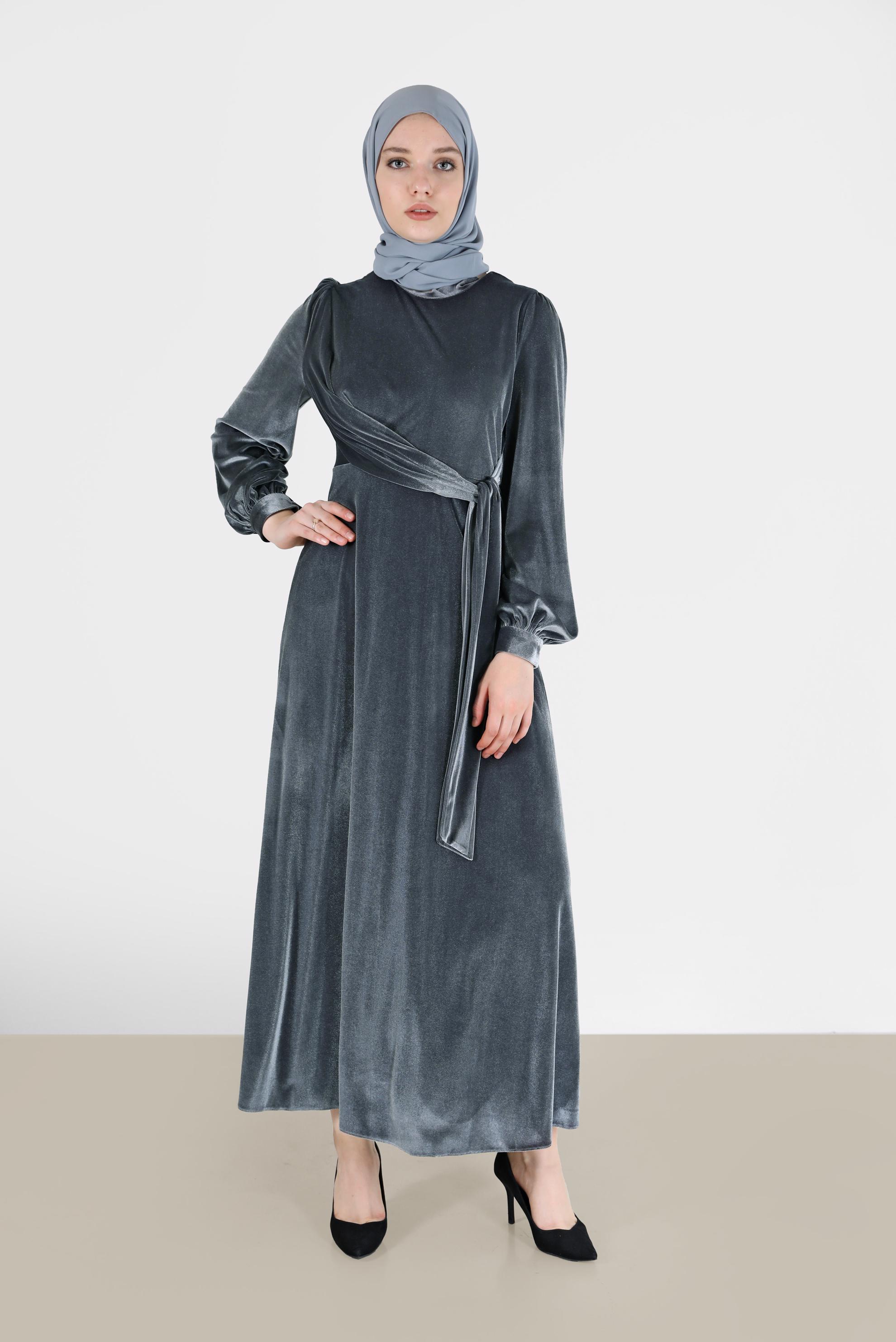 Tesettür giyim GÜMÜŞ YANDAN BAĞLAMA DETAYLI KADİFE ELBİSE 42415 