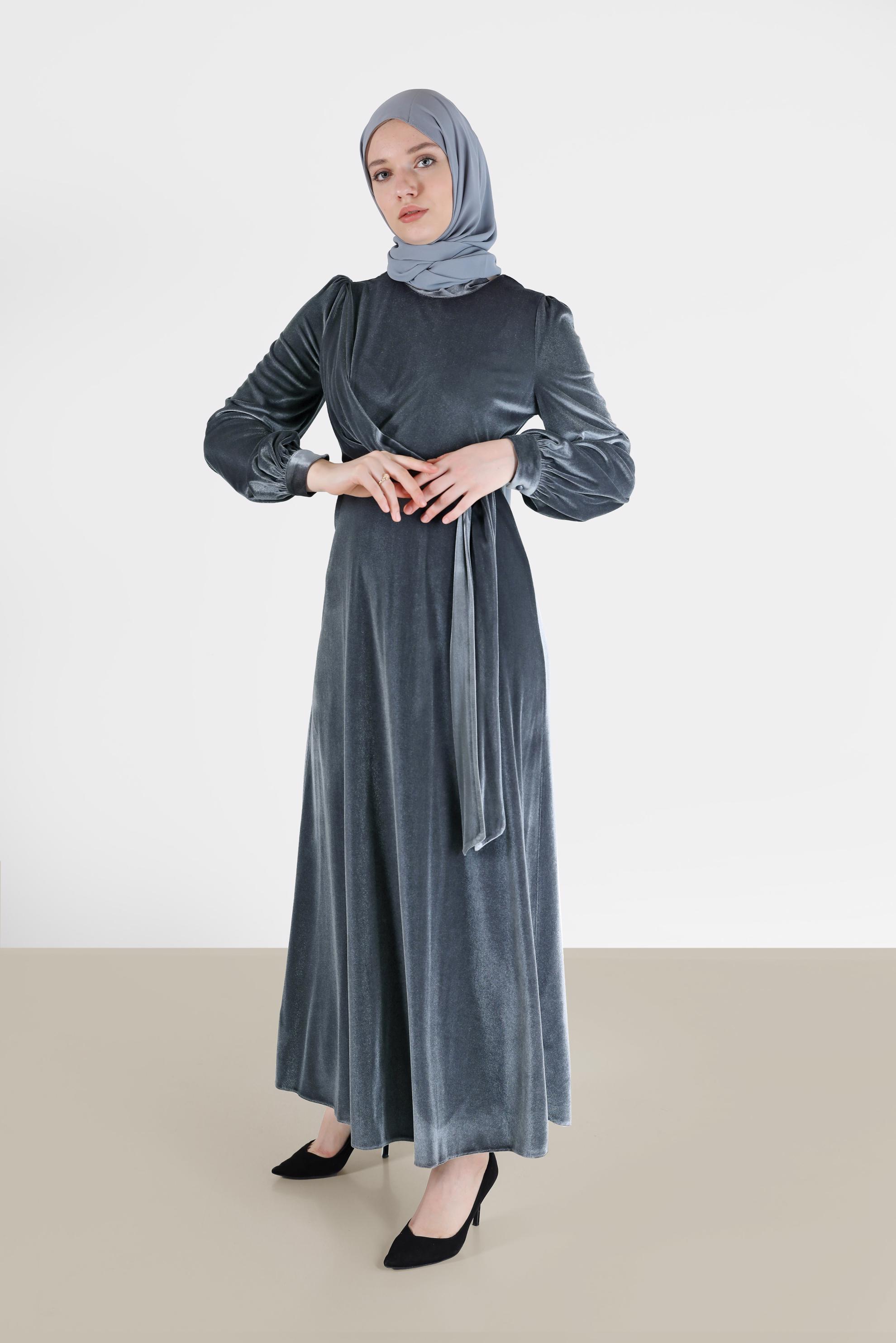 Tesettür giyim GÜMÜŞ YANDAN BAĞLAMA DETAYLI KADİFE ELBİSE 42415 