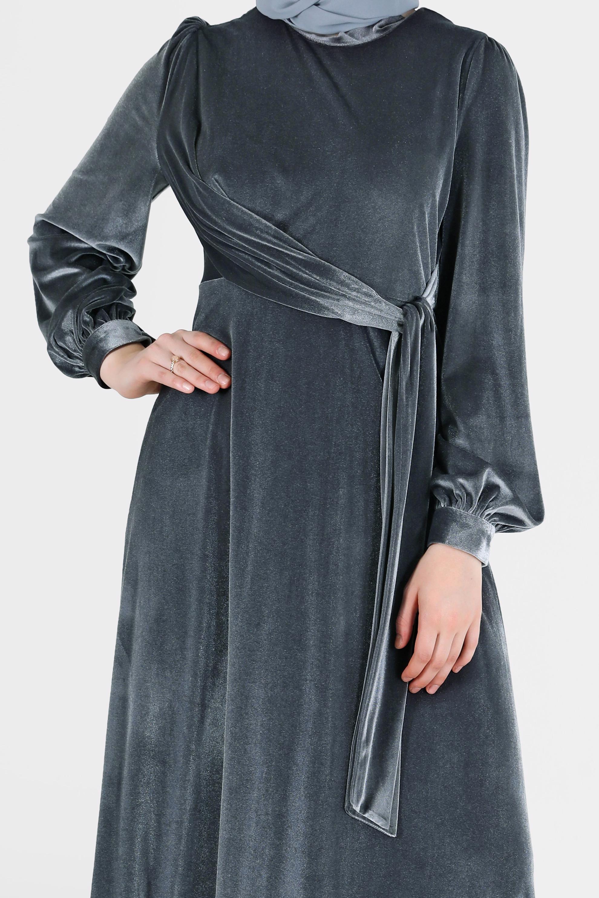 Tesettür giyim GÜMÜŞ YANDAN BAĞLAMA DETAYLI KADİFE ELBİSE 42415 