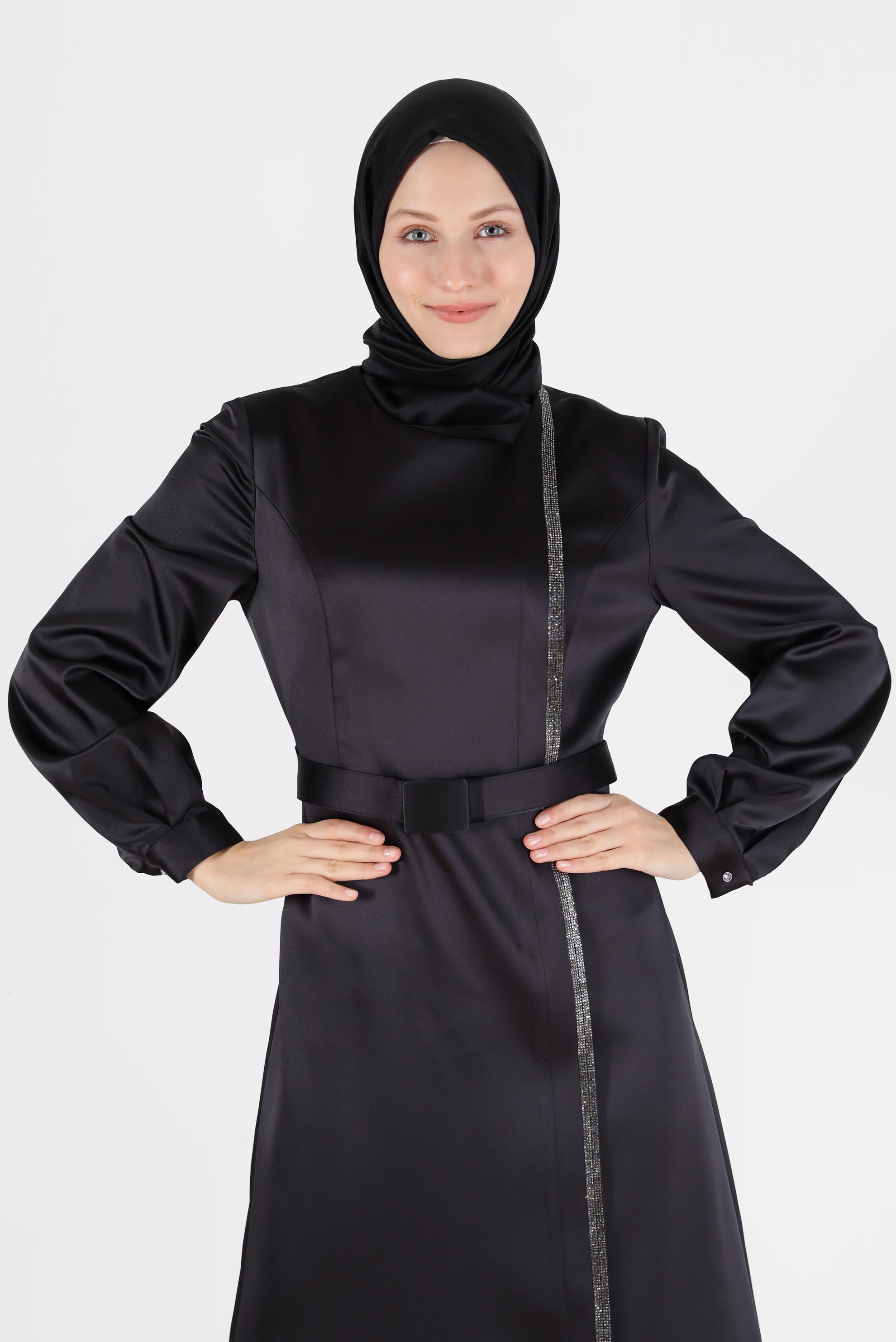 Vêtements hijab NOIR ROBE EN SATIN À RAYURES ET PIERRES PRÉCIEUSES 42417