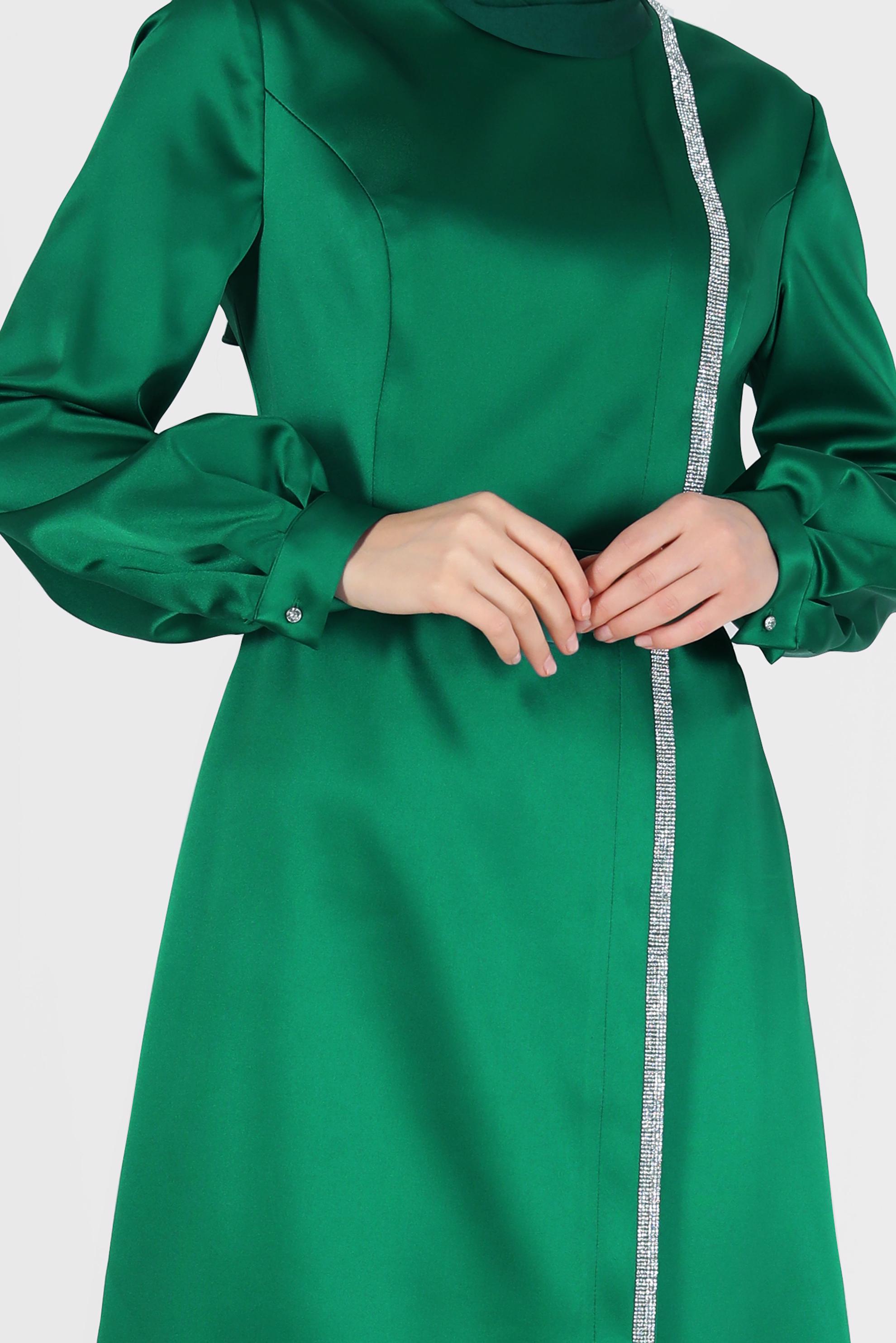 Vêtements hijab VERT ROBE EN SATIN À RAYURES ET PIERRES PRÉCIEUSES 42417