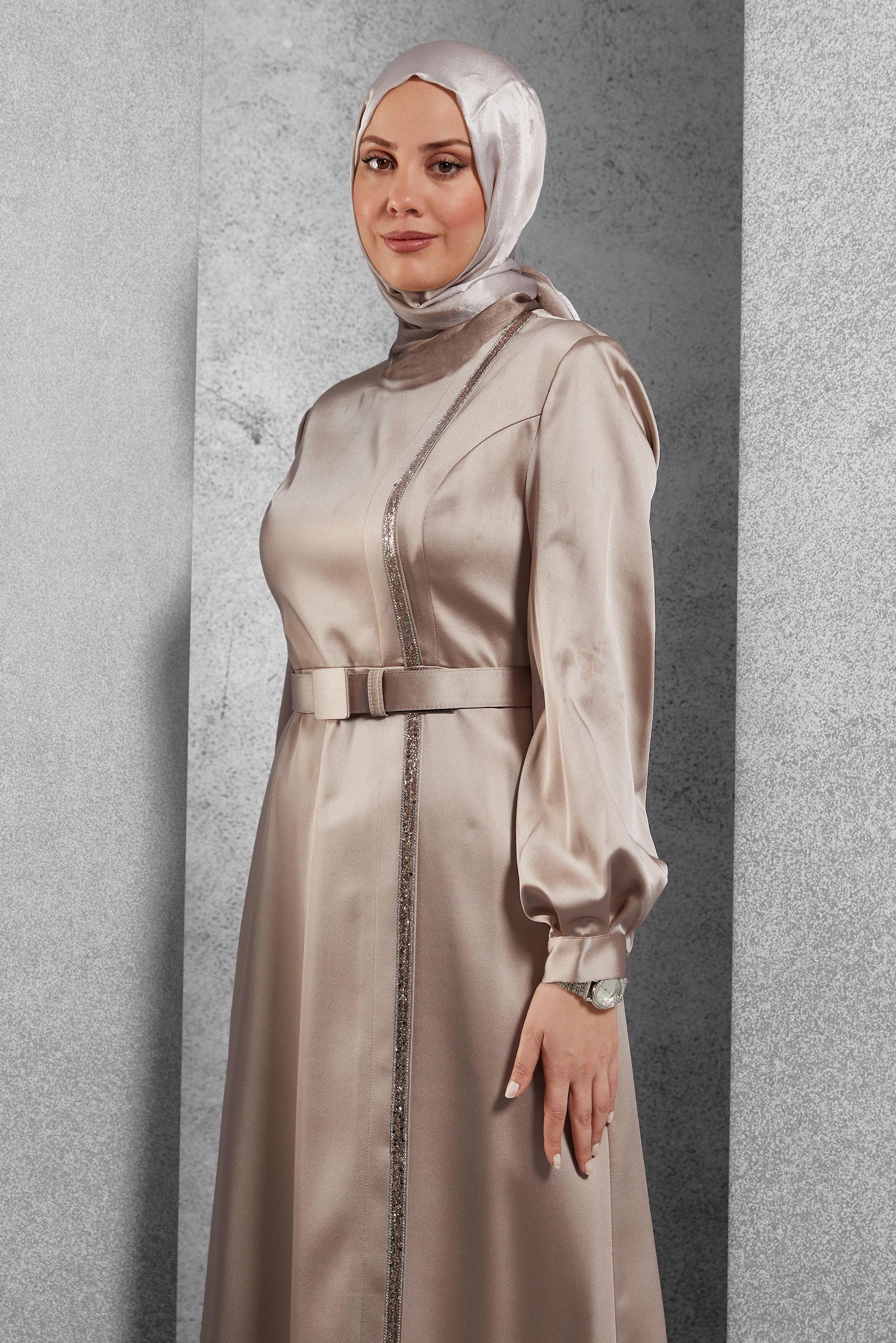 Vêtements hijab BEIGE ROBE EN SATIN À RAYURES ET PIERRES PRÉCIEUSES 42417