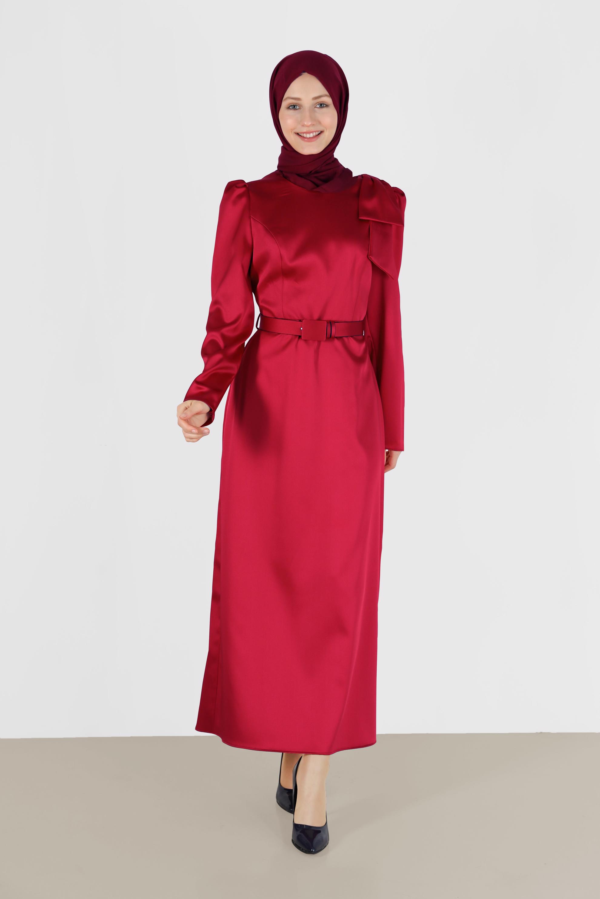 Tesettür giyim KIRMIZI OMUZ DETAYLI KEMERLİ SATEN ELBİSE 42419	