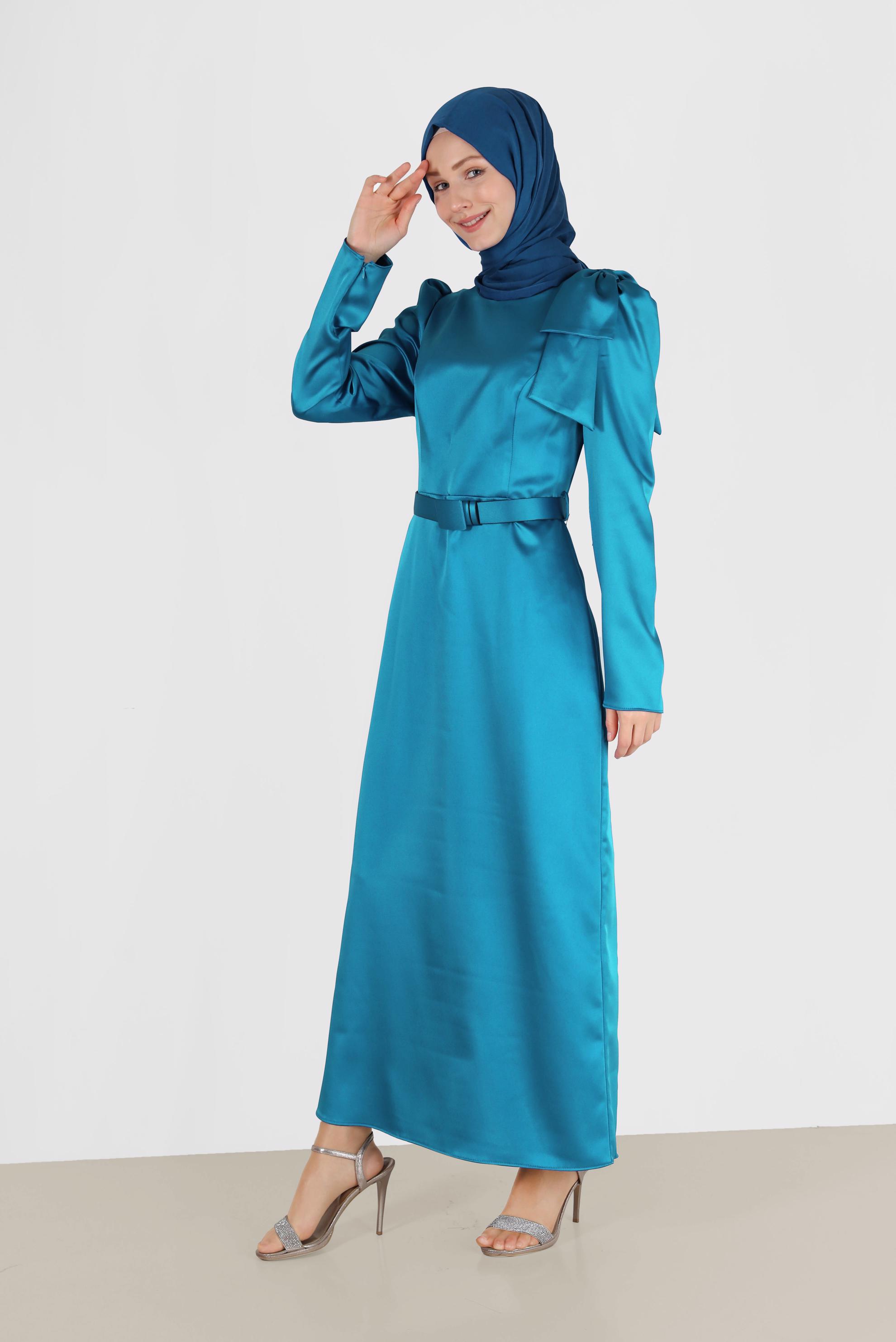 Vêtements hijab BLEU ROBE EN SATIN AVEC CEINTURE ET DÉTAIL MANCHES 42419