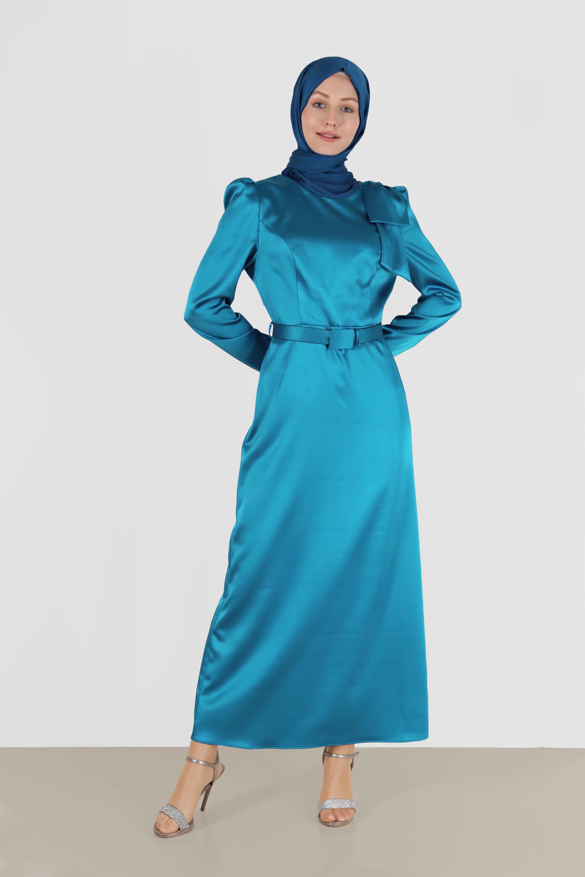 Vêtements hijab BLEU ROBE EN SATIN AVEC CEINTURE ET DÉTAIL MANCHES 42419