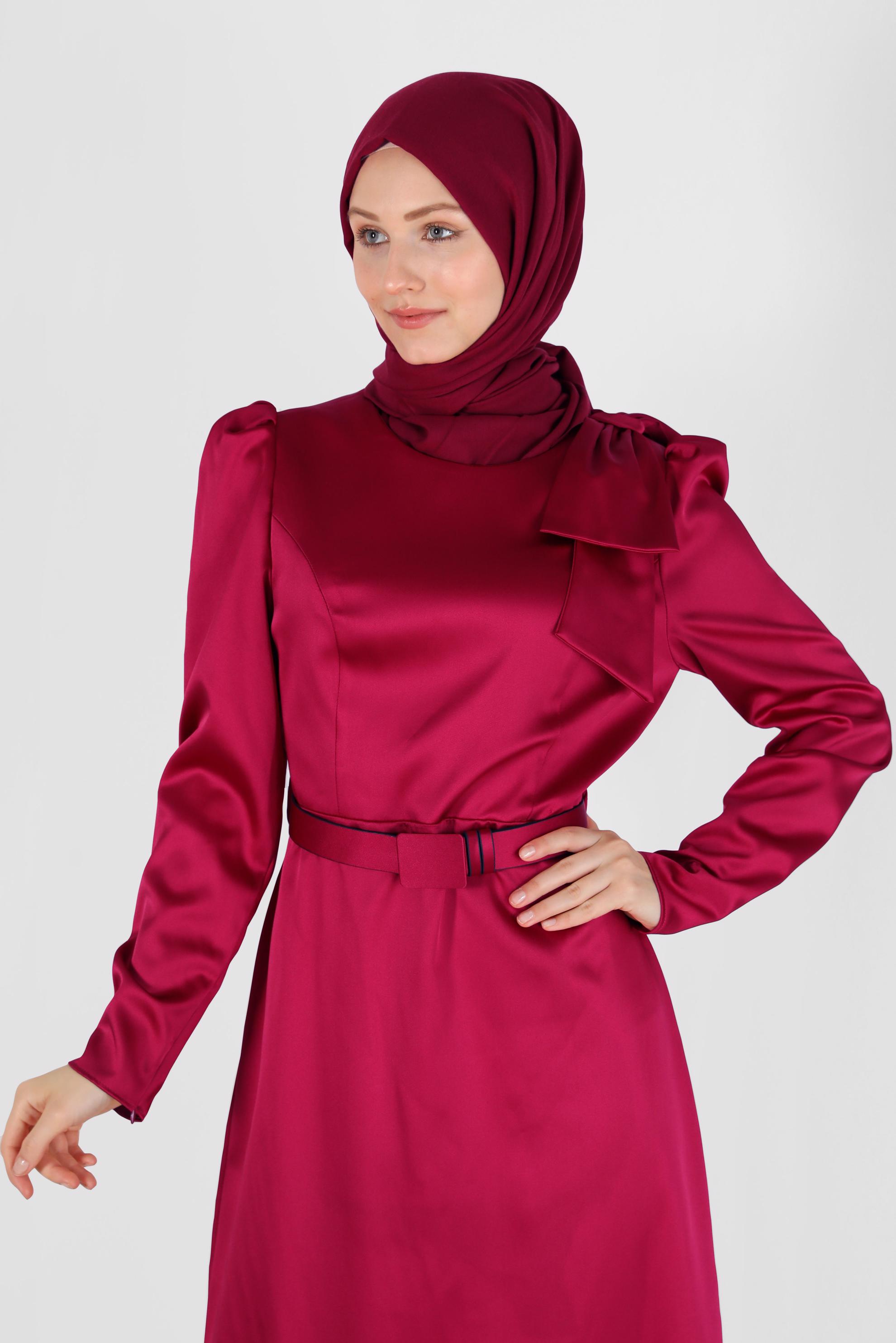 Vêtements hijab ROUGE BORDEAUX ROBE EN SATIN AVEC CEINTURE ET DÉTAIL MANCHES 42419