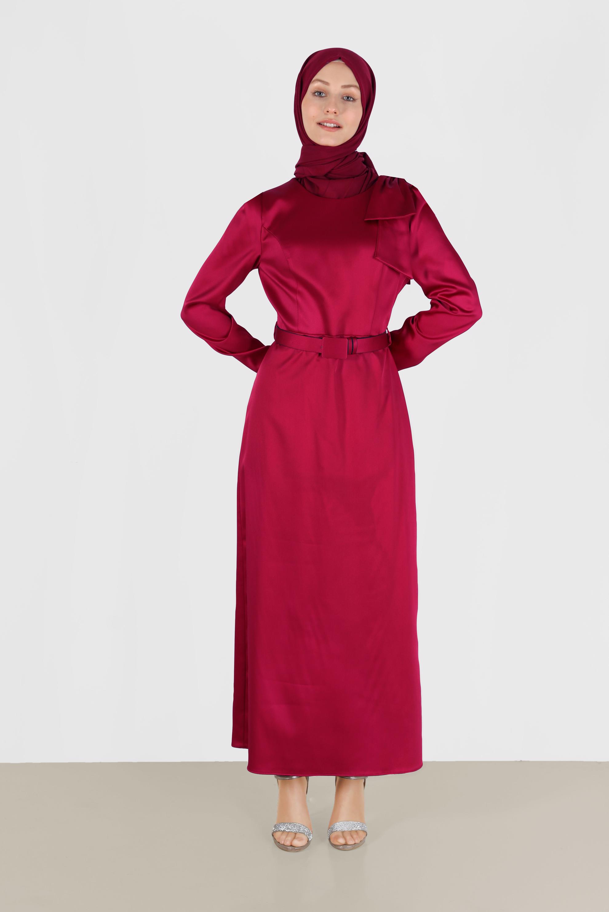 Vêtements hijab ROUGE BORDEAUX ROBE EN SATIN AVEC CEINTURE ET DÉTAIL MANCHES 42419