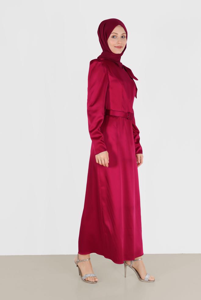 Vêtements hijab ROUGE BORDEAUX ROBE EN SATIN AVEC CEINTURE ET DÉTAIL MANCHES 42419 - ALVİNA