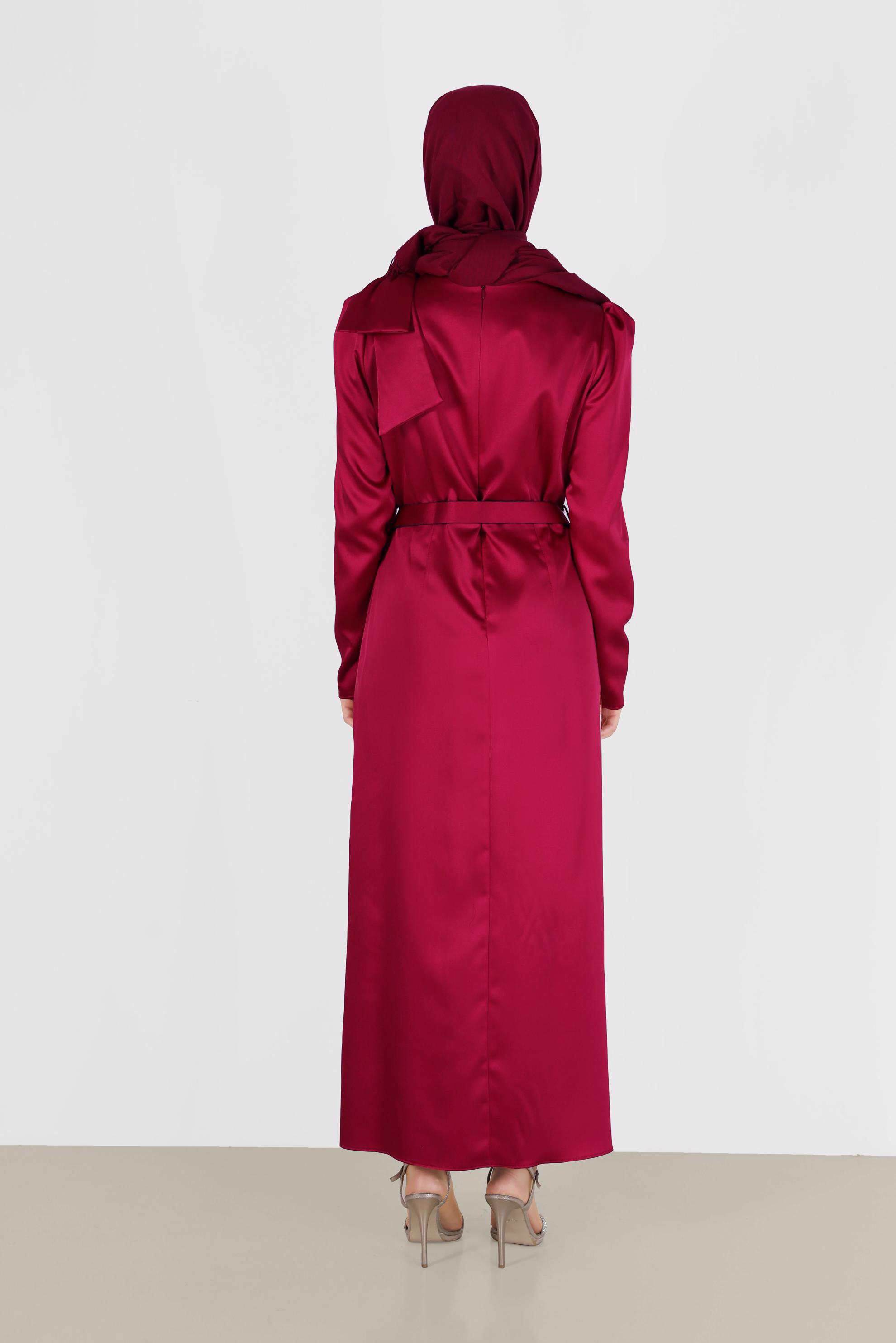 Vêtements hijab ROUGE BORDEAUX ROBE EN SATIN AVEC CEINTURE ET DÉTAIL MANCHES 42419