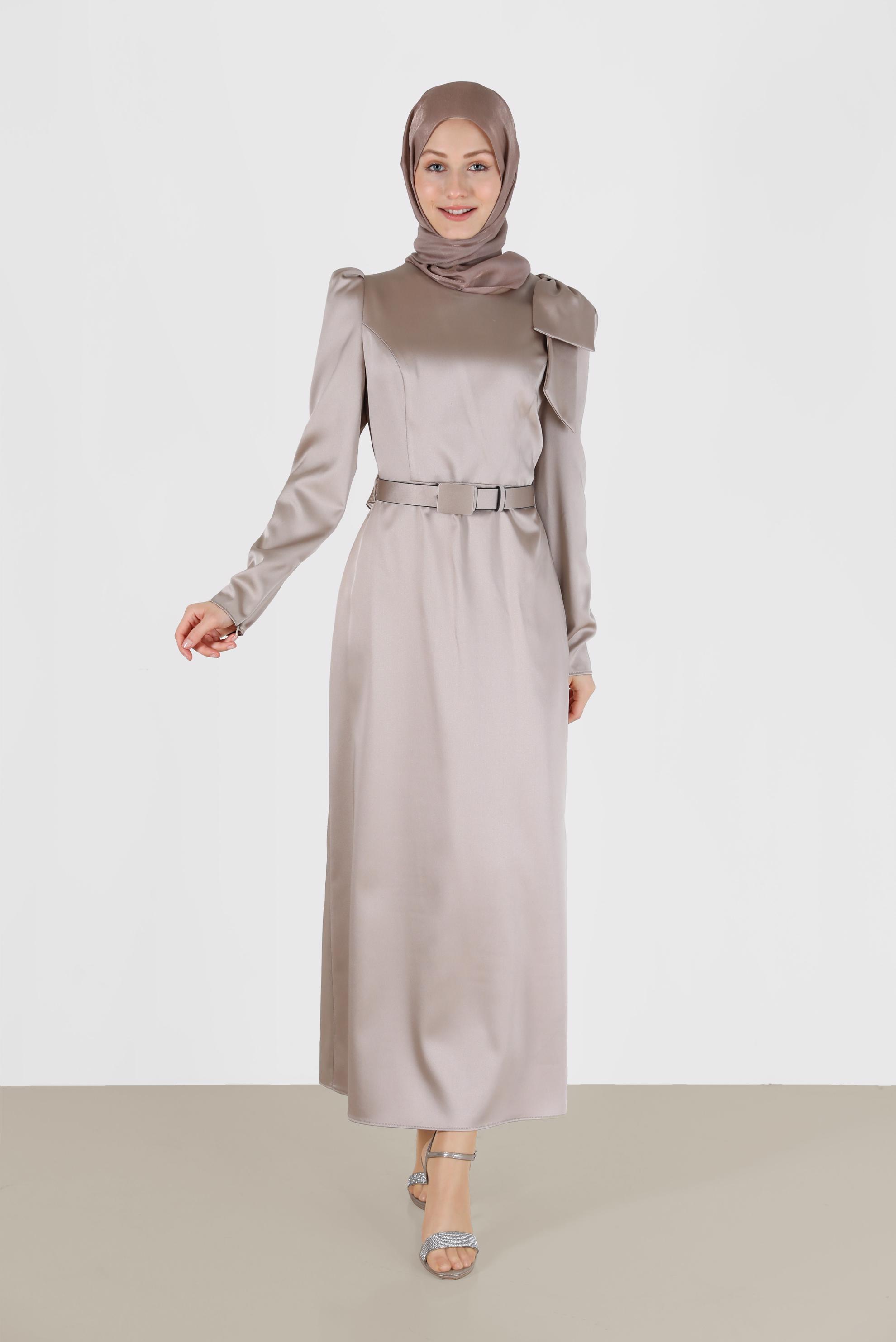 Tesettür giyim BEJ OMUZ DETAYLI KEMERLİ SATEN ELBİSE 42419	