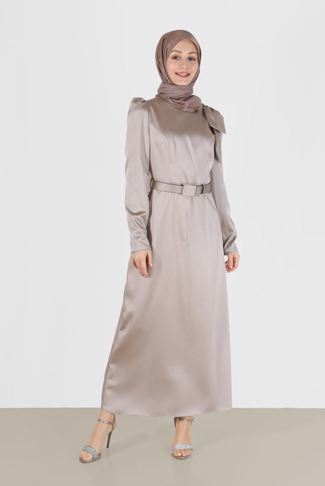 Vêtements hijab BEIGE ROBE EN SATIN AVEC CEINTURE ET DÉTAIL MANCHES 42419 - ALVİNA