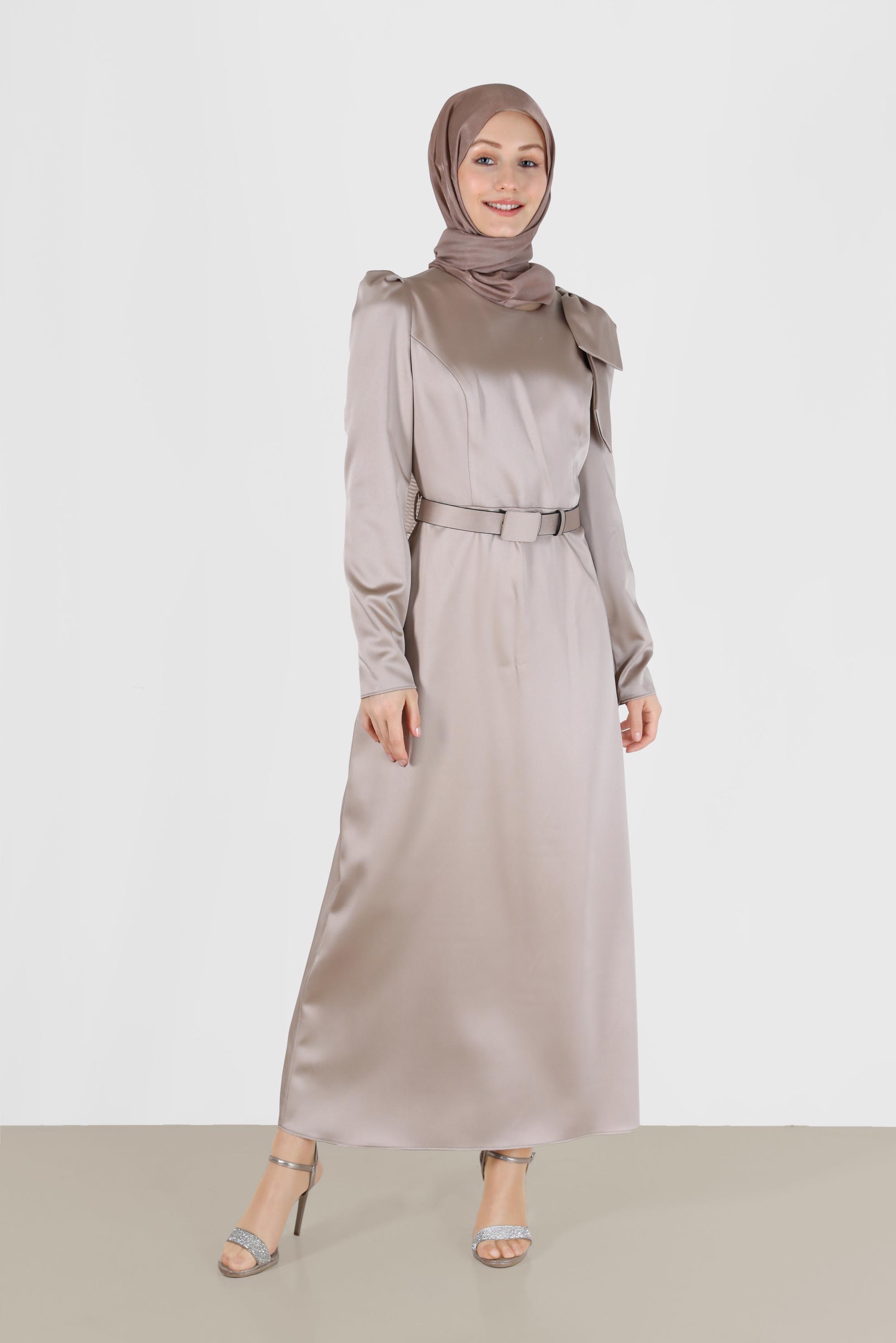 Tesettür giyim BEJ OMUZ DETAYLI KEMERLİ SATEN ELBİSE 42419	