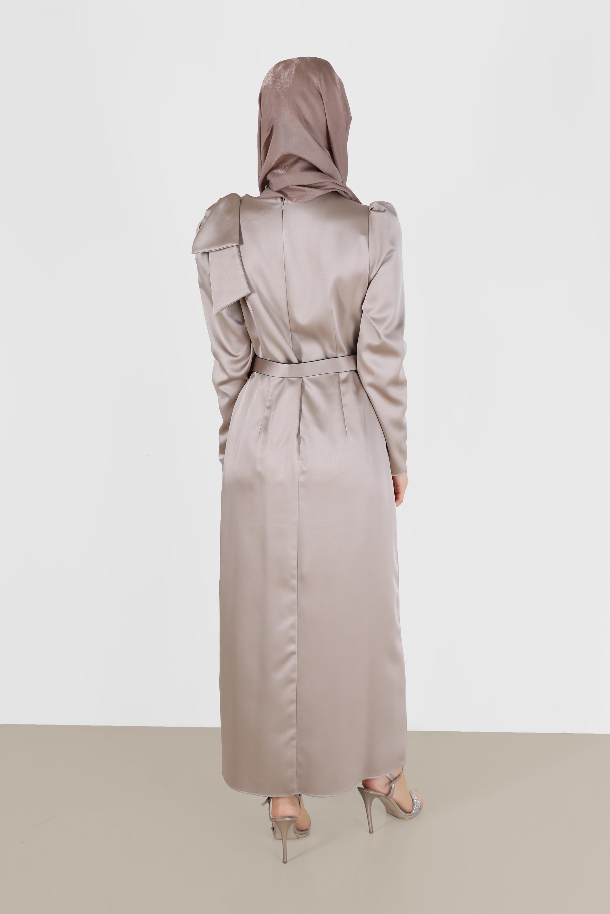 Tesettür giyim BEJ OMUZ DETAYLI KEMERLİ SATEN ELBİSE 42419	