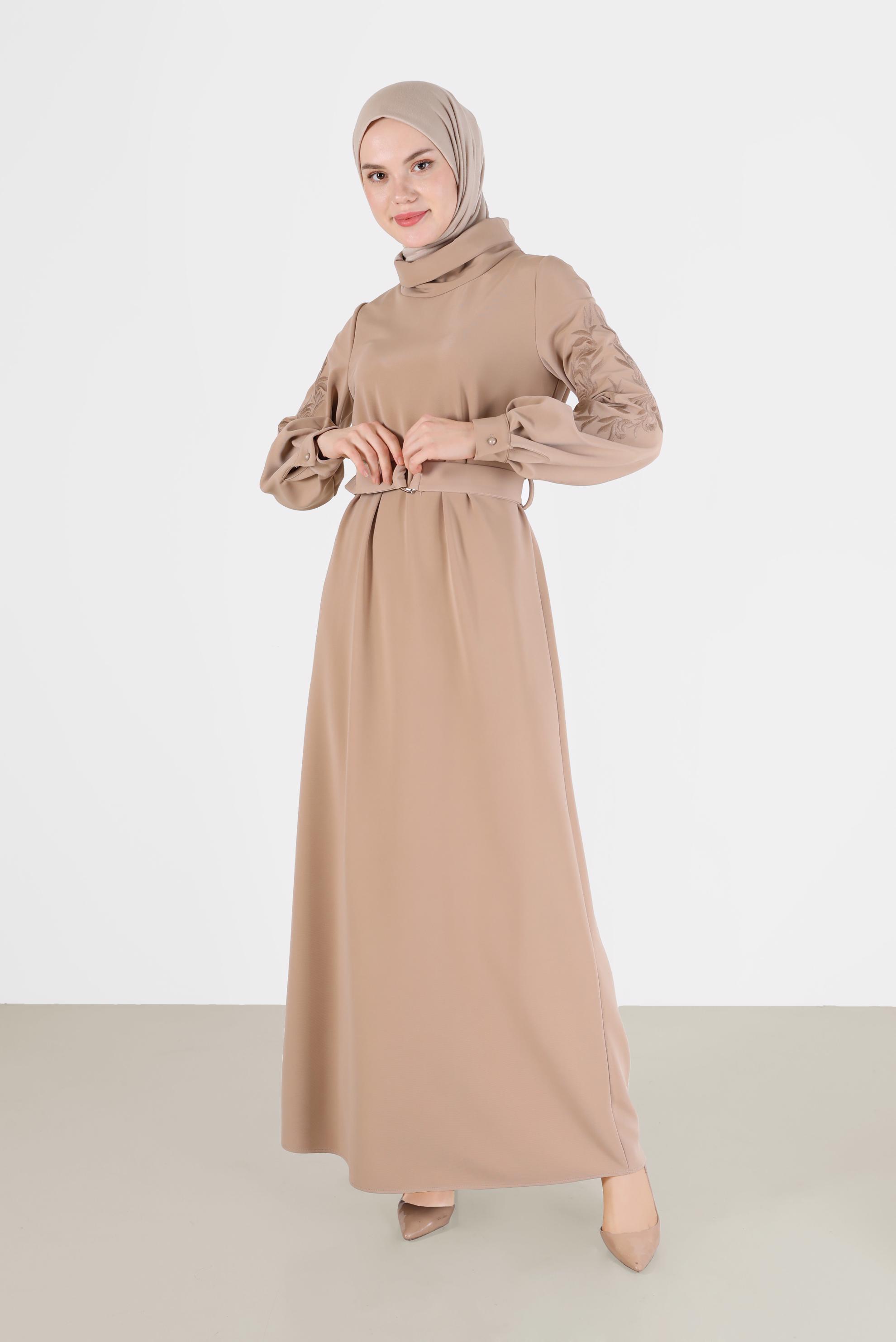 Tesettür giyim BEJ KOLLARI NAKIŞLI KEMERLİ DEGAJE YAKA ELBİSE 42433 
