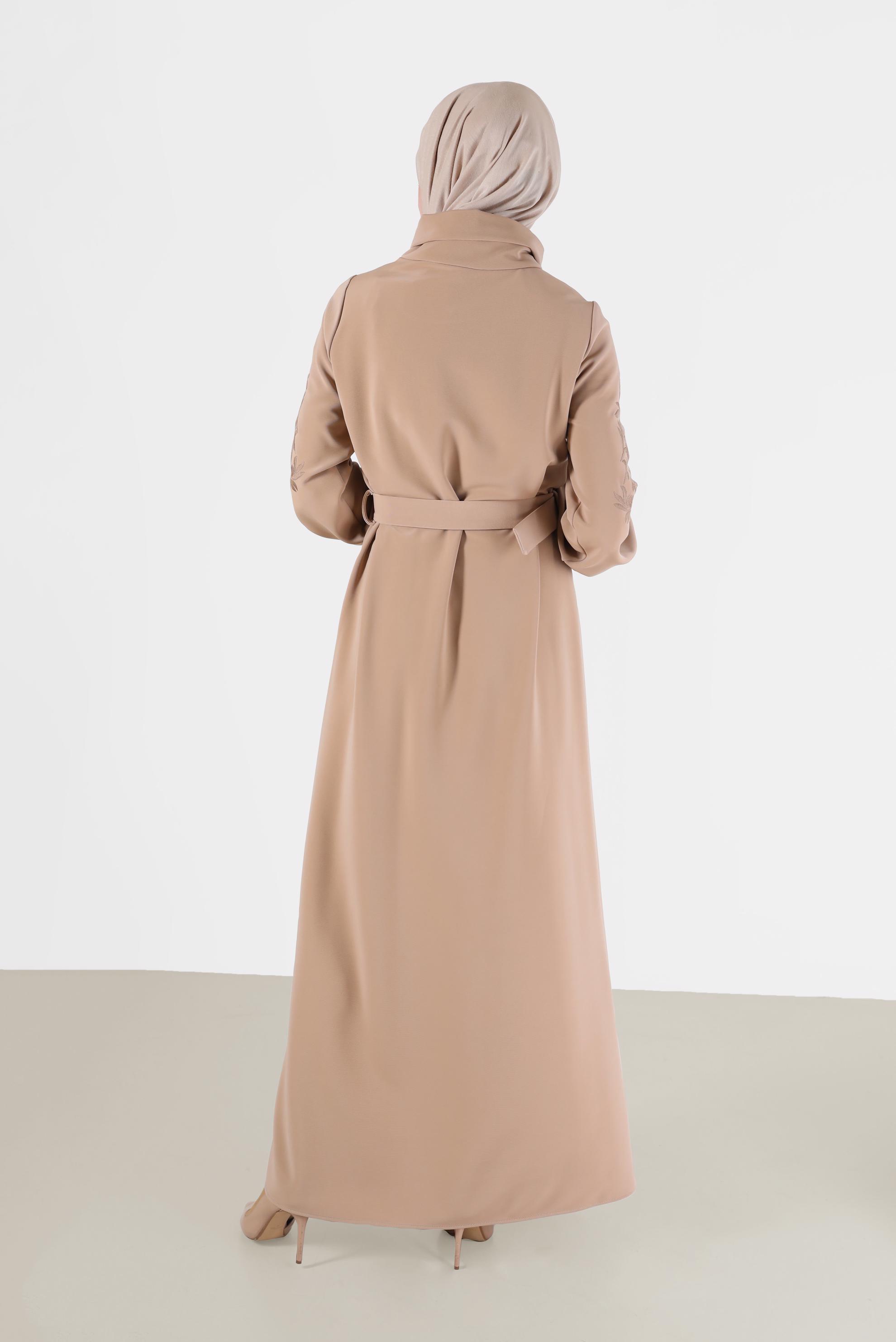 Tesettür giyim BEJ KOLLARI NAKIŞLI KEMERLİ DEGAJE YAKA ELBİSE 42433 