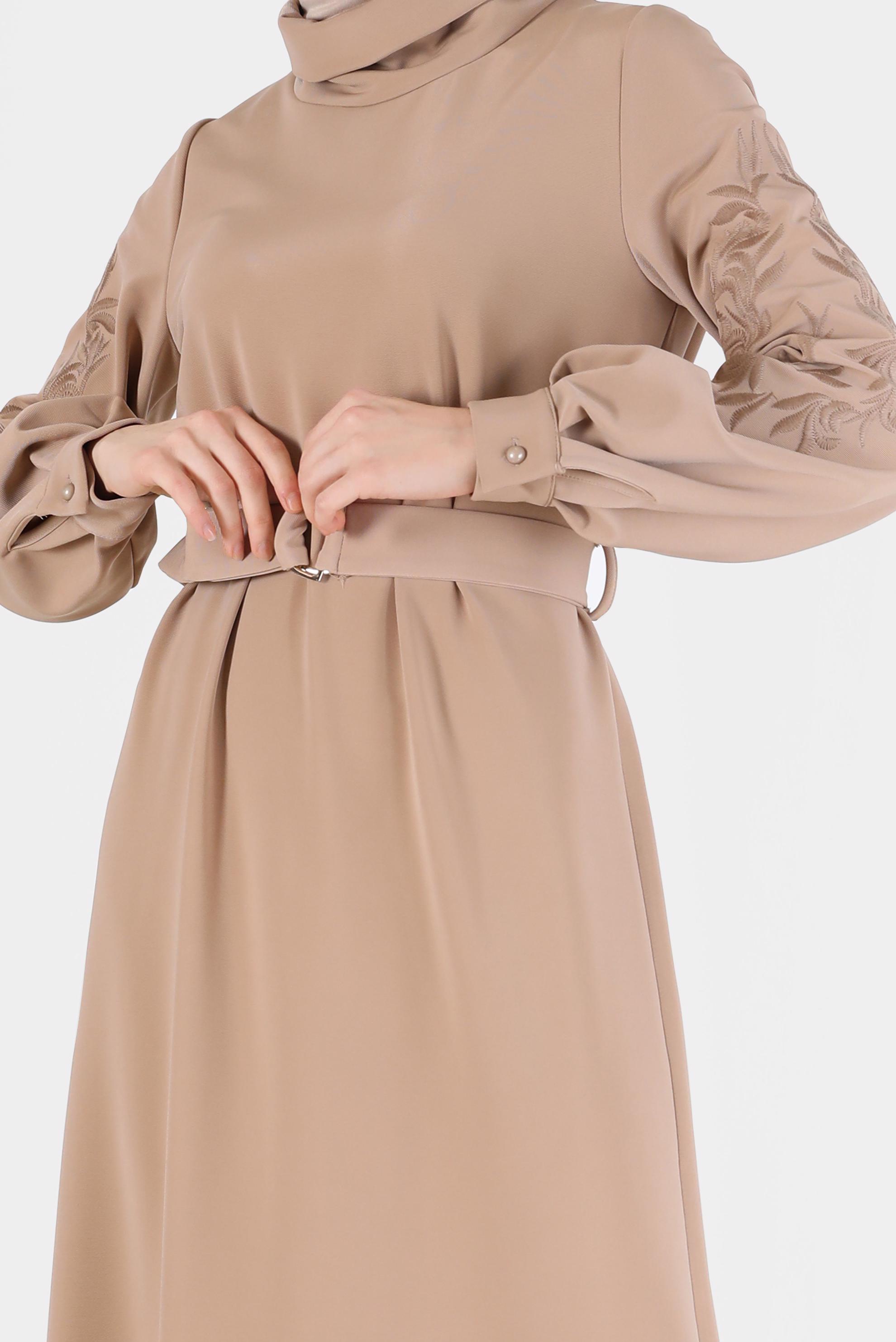 Tesettür giyim BEJ KOLLARI NAKIŞLI KEMERLİ DEGAJE YAKA ELBİSE 42433 