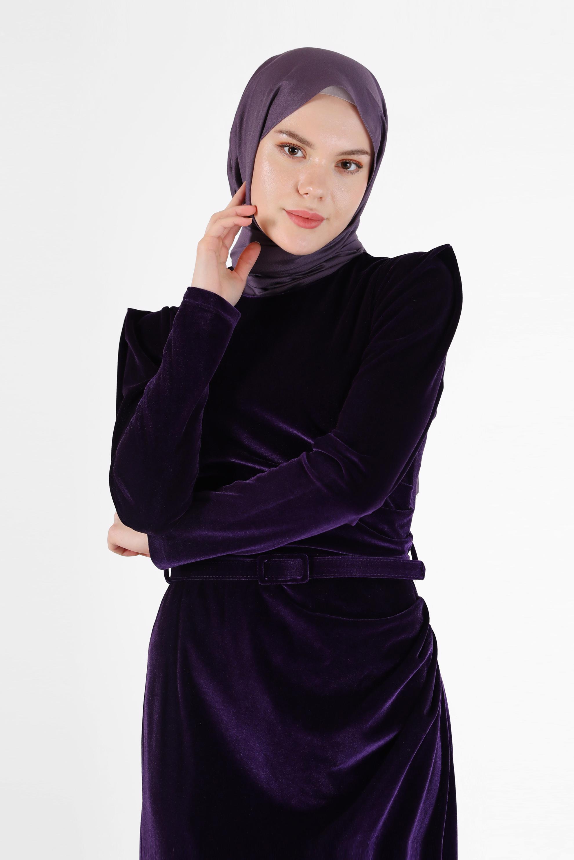 Tesettür giyim MOR KEMER DETAYLI KADİFE ELBİSE 42452 