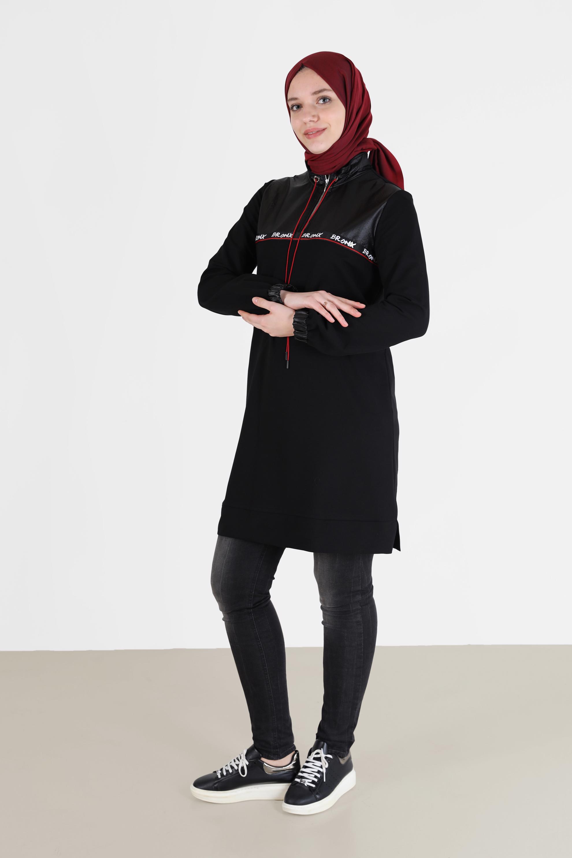 Tesettür giyim SİYAH YAZI BASKILI DERİ DETAYLI EŞOFMAN TUNİK 42175 